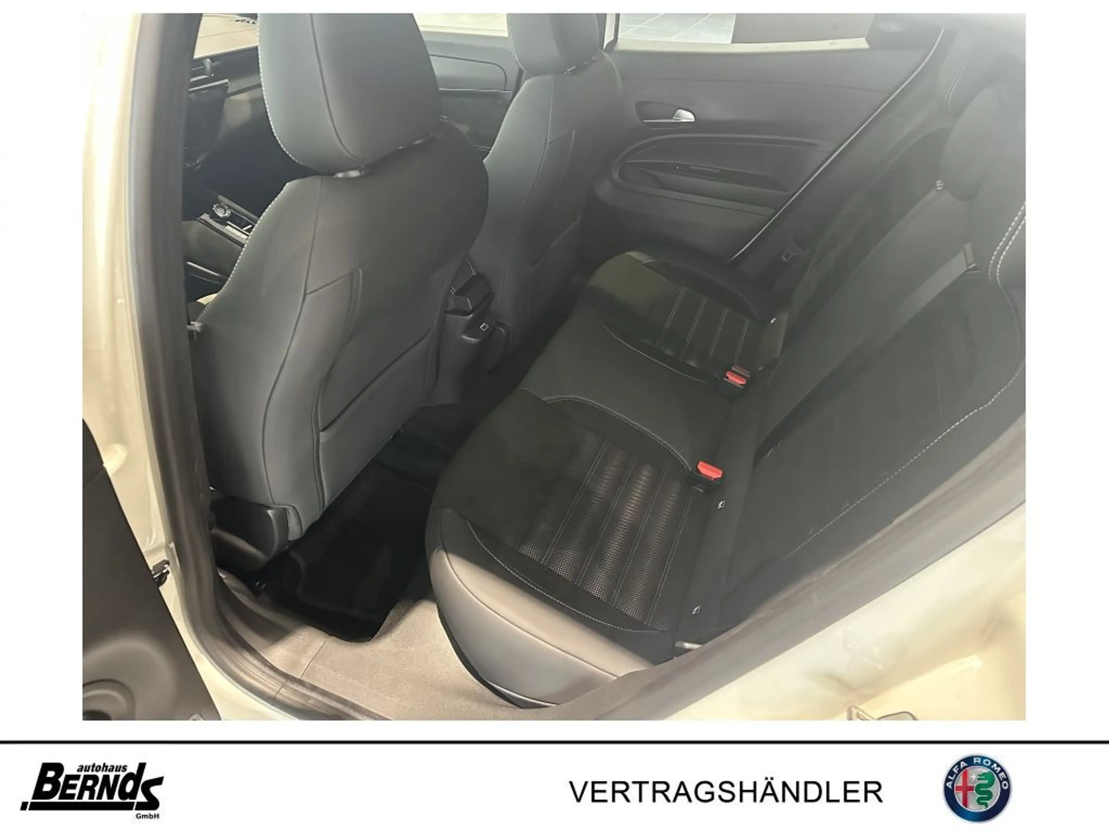Alfa Romeo Junior 1.2 VGT Ibrida Sport Speciale ohne Tech Paket — photo 5
