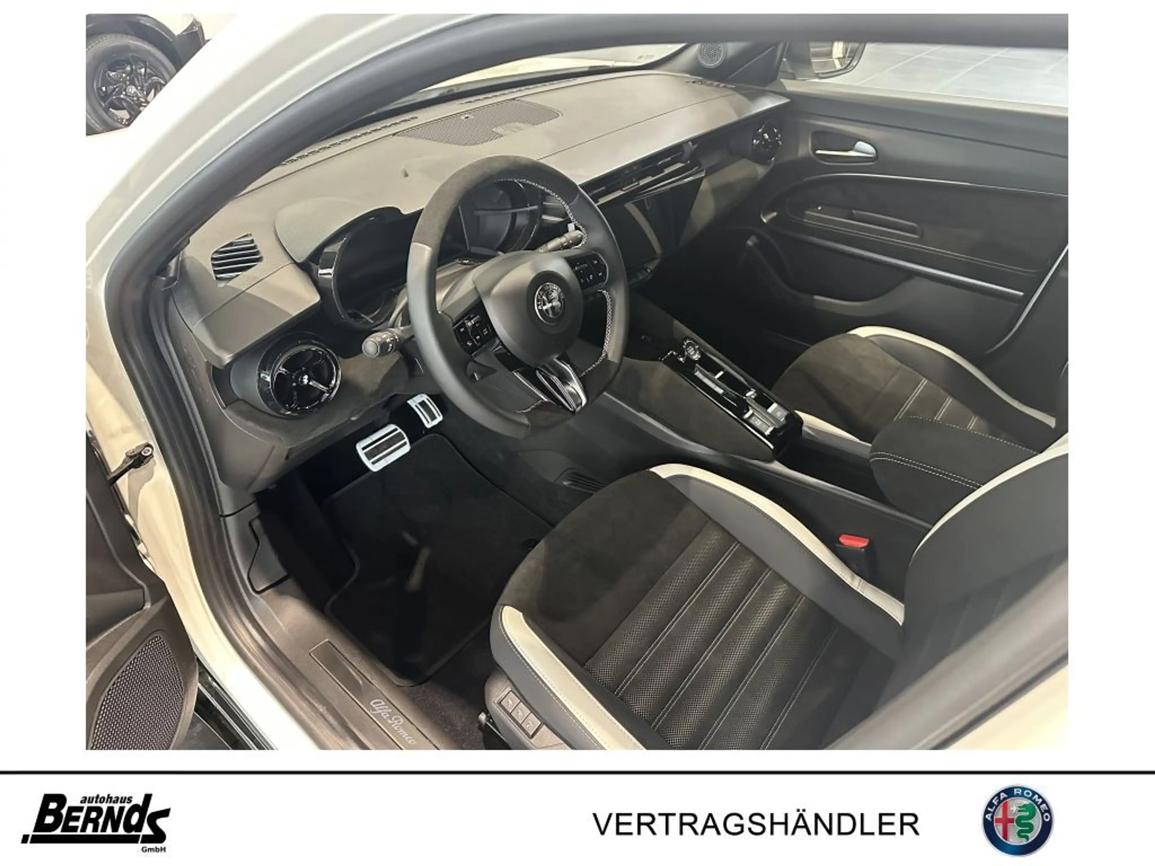 Alfa Romeo Junior 1.2 VGT Ibrida Sport Speciale ohne Tech Paket — photo 3