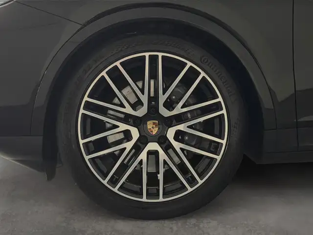 Porsche Cayenne view 8