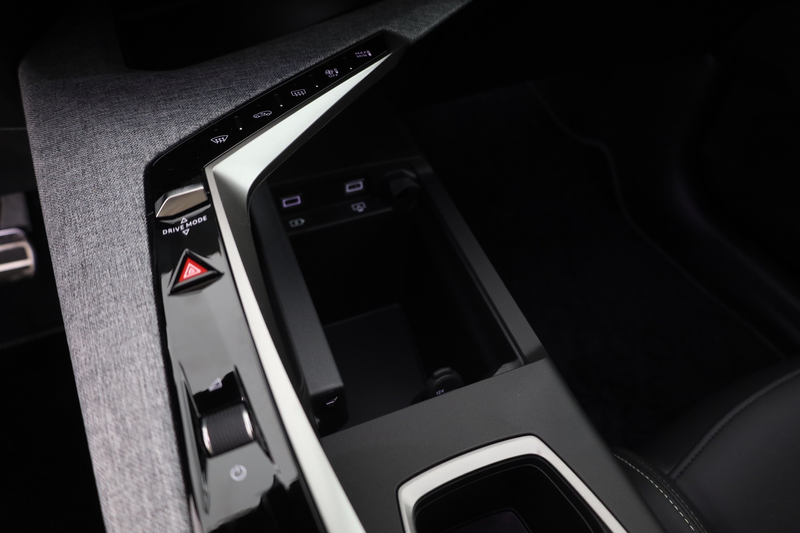 Peugeot 5008 GT 1.2 Hybrid Aut. Matrix ACC 7-Sitzer — photo 13