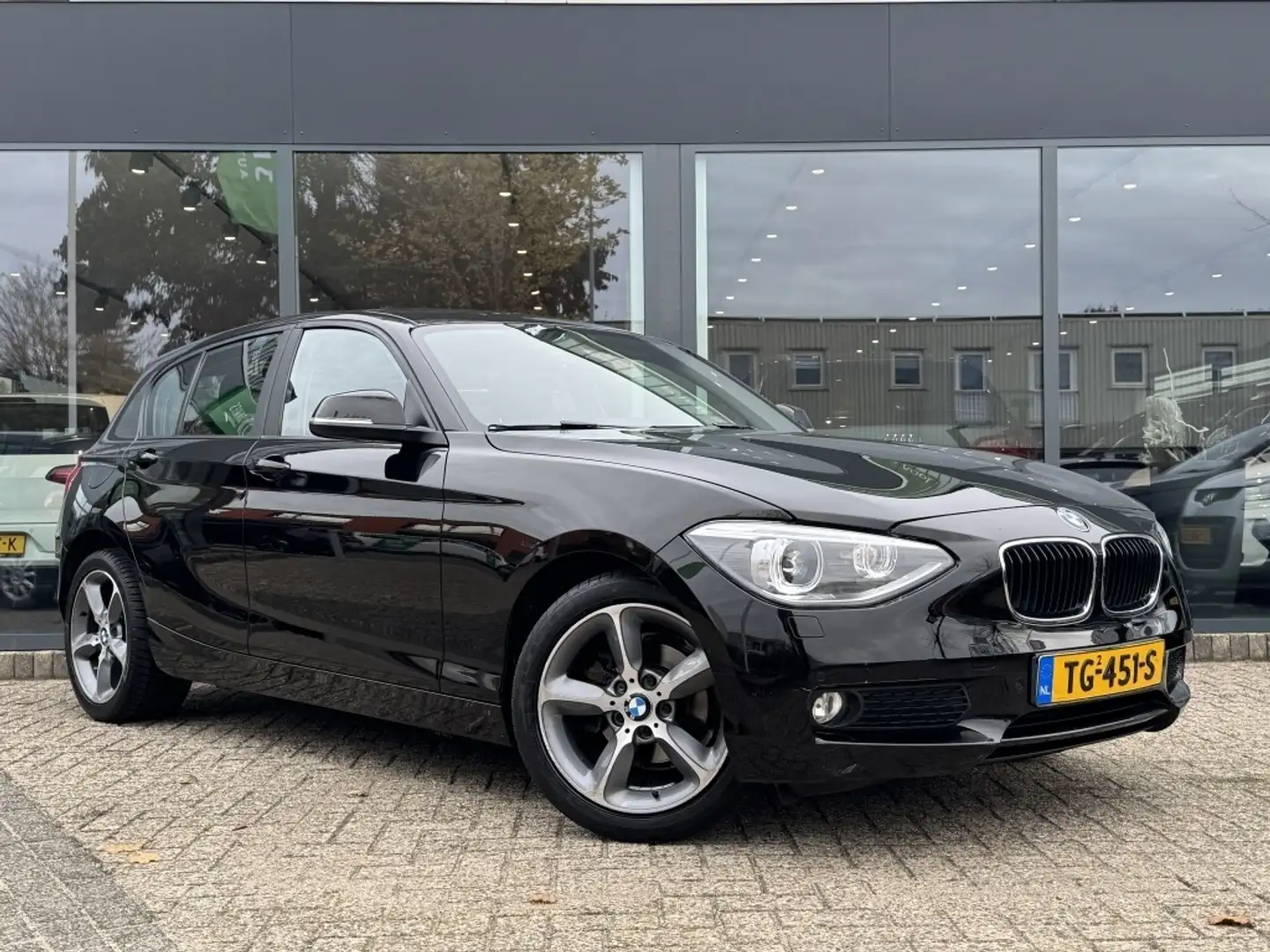BMW 116 1-serie 116i Executive Zwart - 2