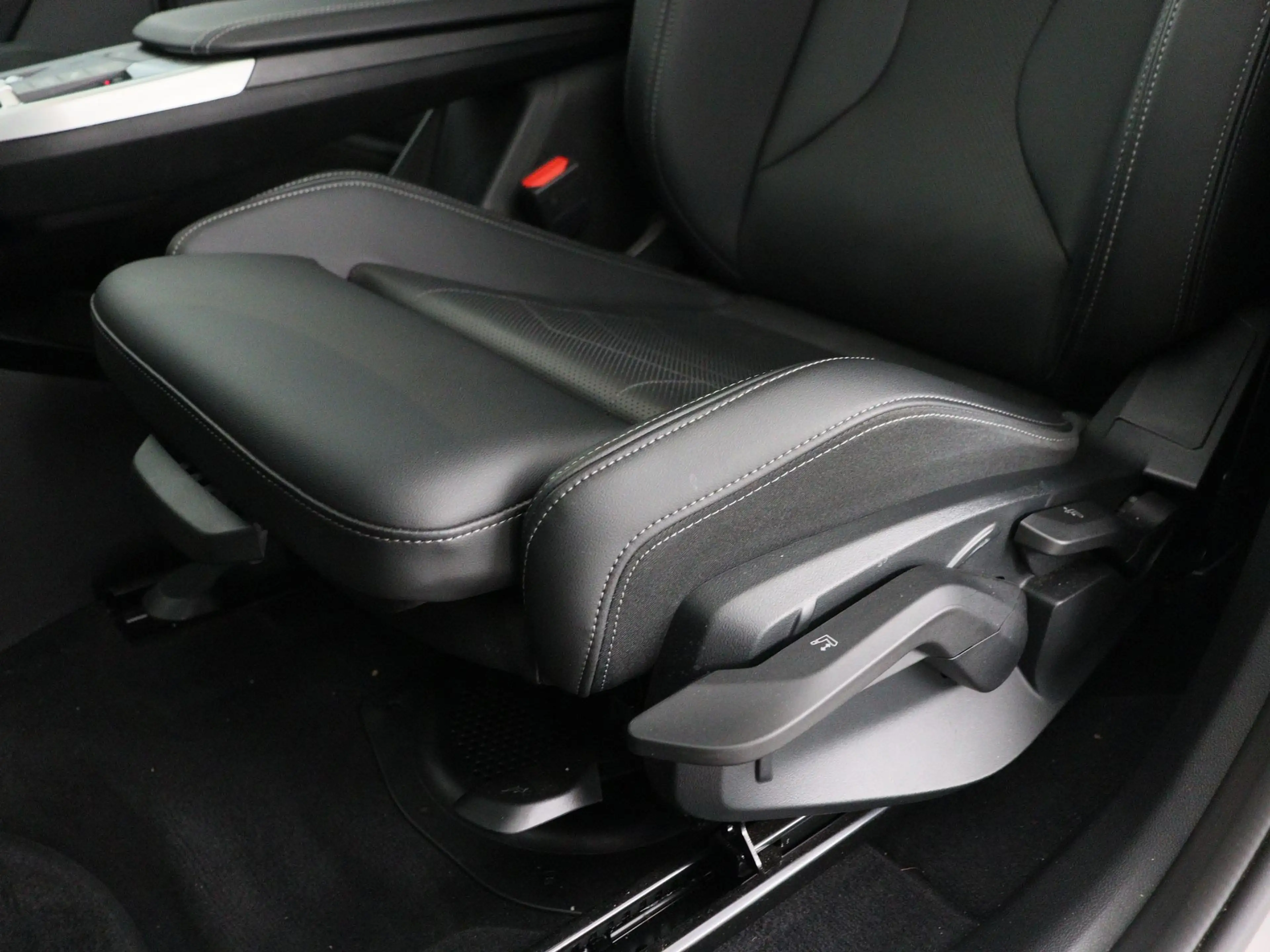 BMW iX1 eDrive20 67 kWh M Sport Edition Trekhaak — photo 11