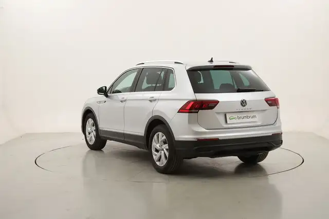 Volkswagen Tiguan view 3