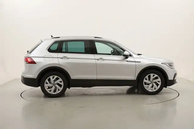 Volkswagen Tiguan view 6