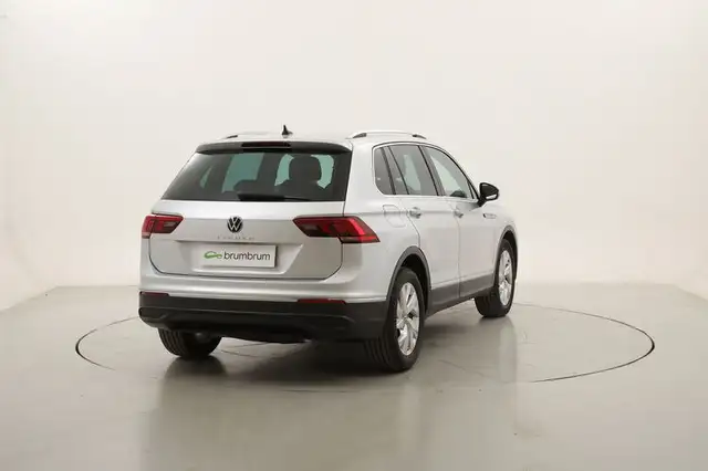 Volkswagen Tiguan view 5