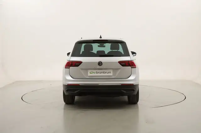Volkswagen Tiguan view 4