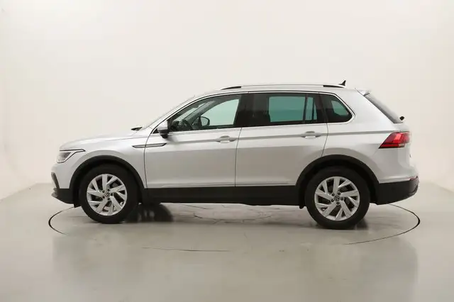 Volkswagen Tiguan view 2