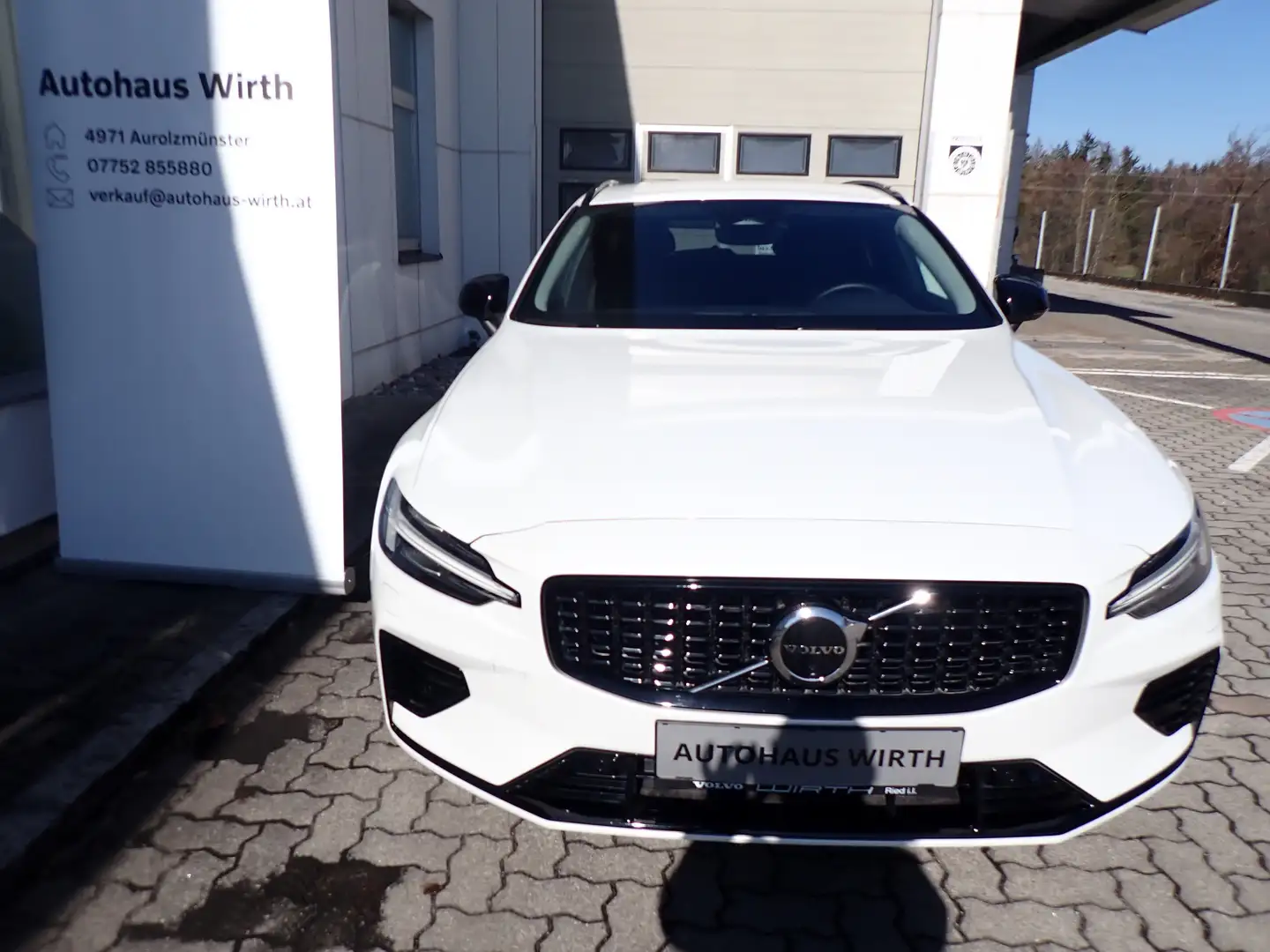 Volvo V60 T6 AWD Plug-in Plus Dark / Fahrerass.+Lichtpaket Weiß - 2