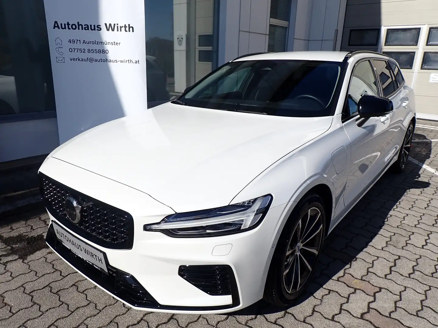 Volvo V60 T6 AWD Plug-in Plus Dark / Fahrerass.+Lichtpaket Weiß - 1