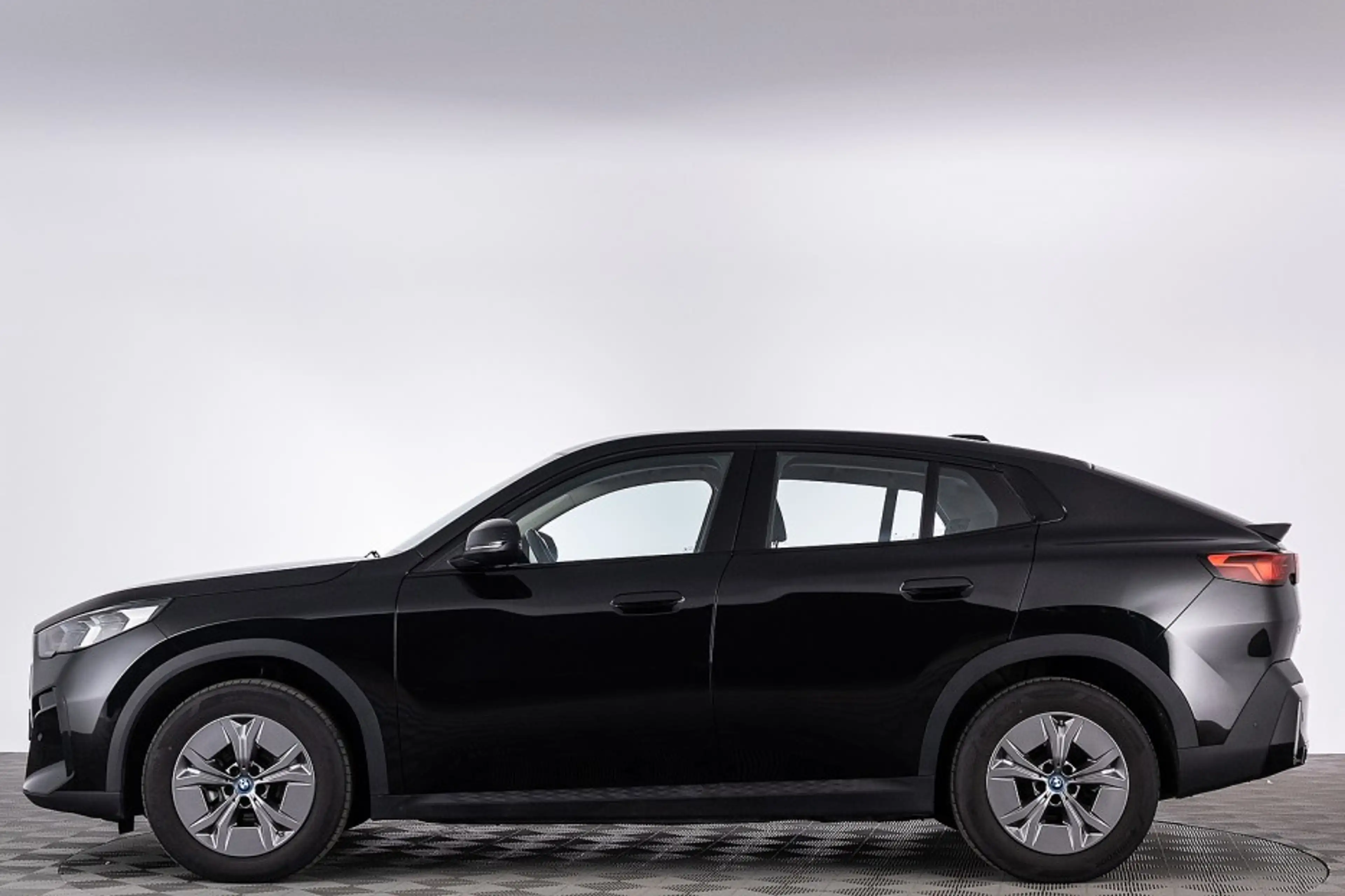 BMW iX2 eDrive20 67 kWh | Full LED | NAVI | PDC | ECC . — photo 39