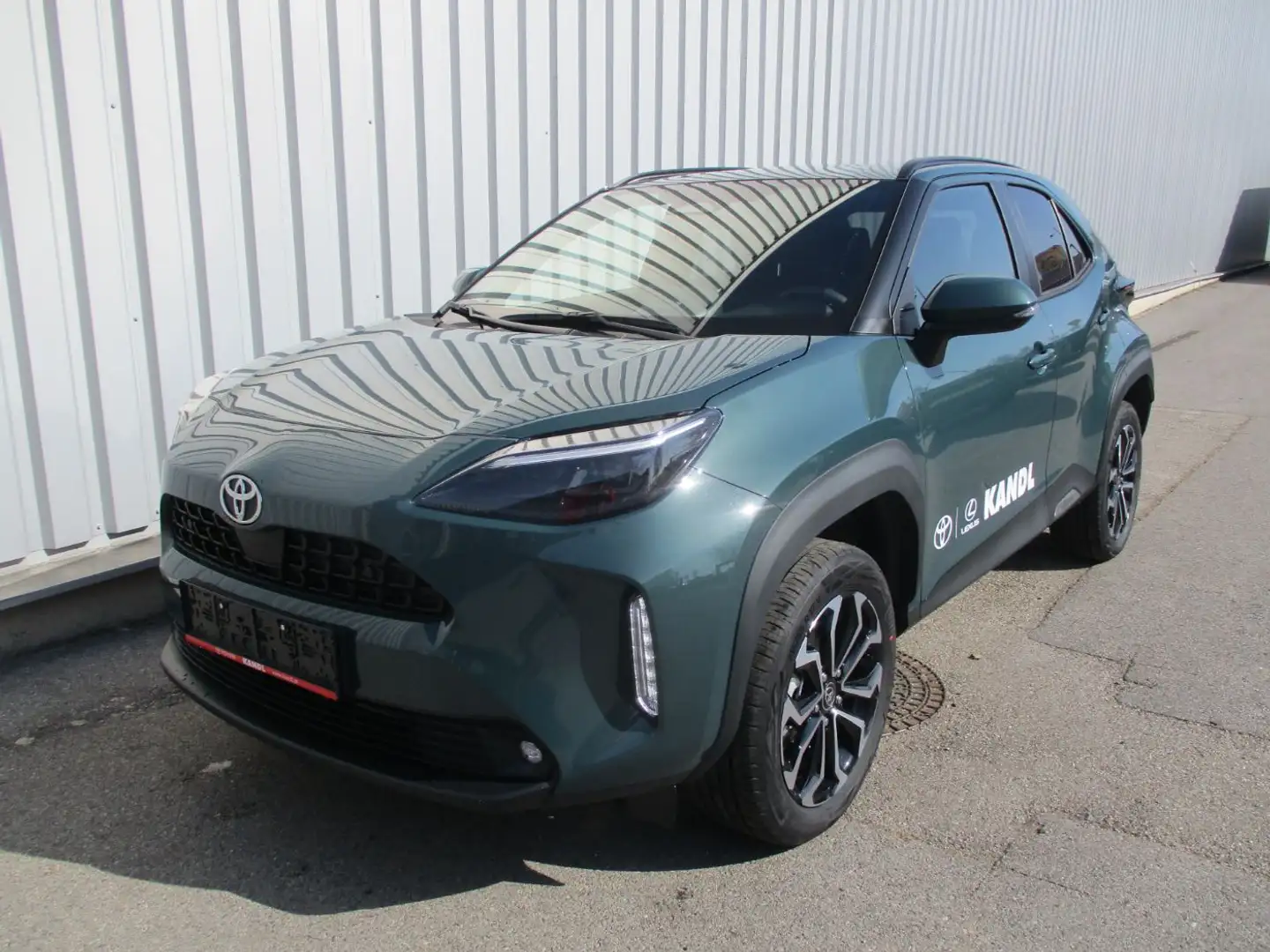 Toyota Yaris Cross 1.5 VVT-i Hybrid Active Drive Aut. Grün - 2