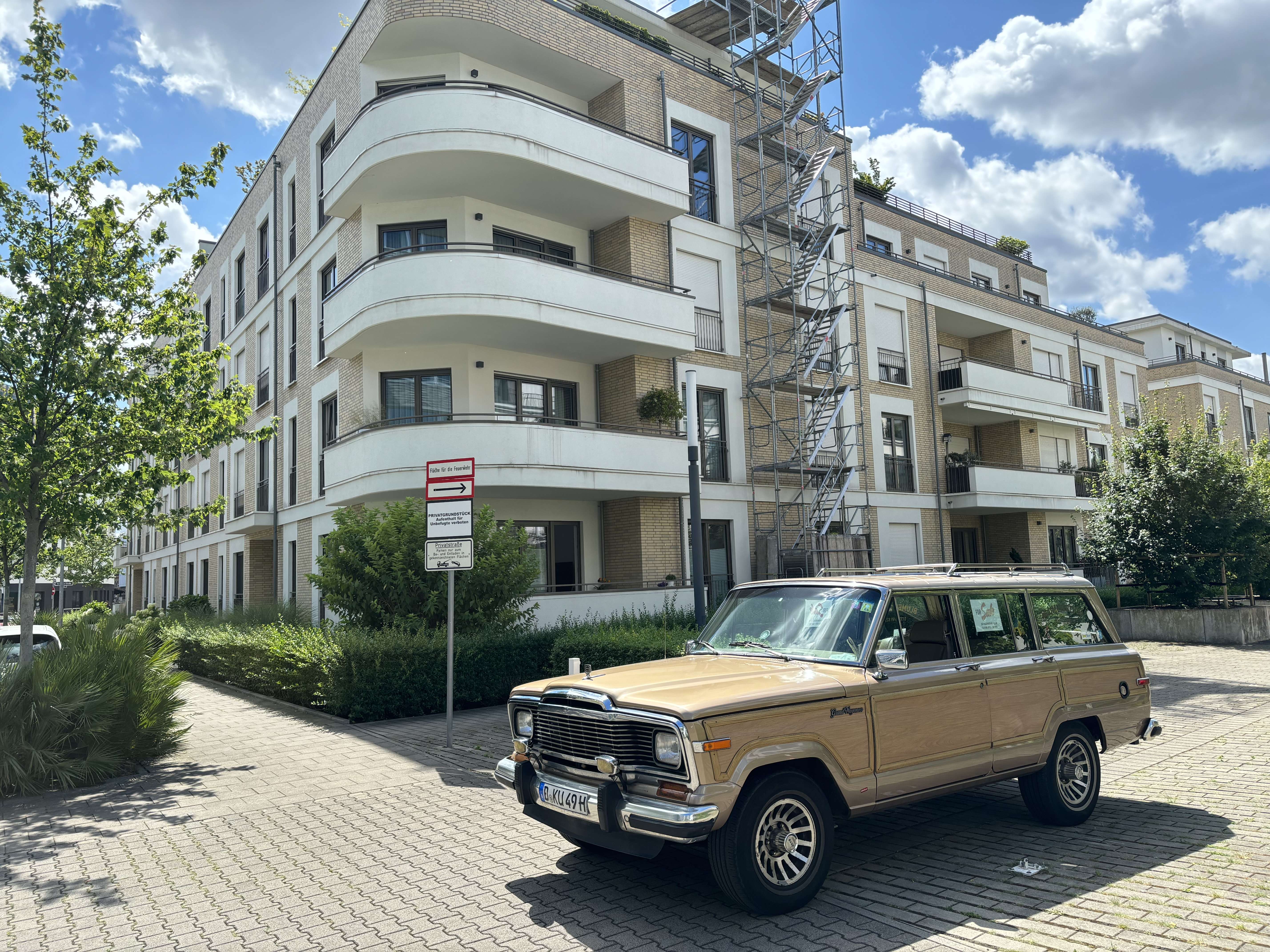 Second hand Jeep Wagoneer 5.9