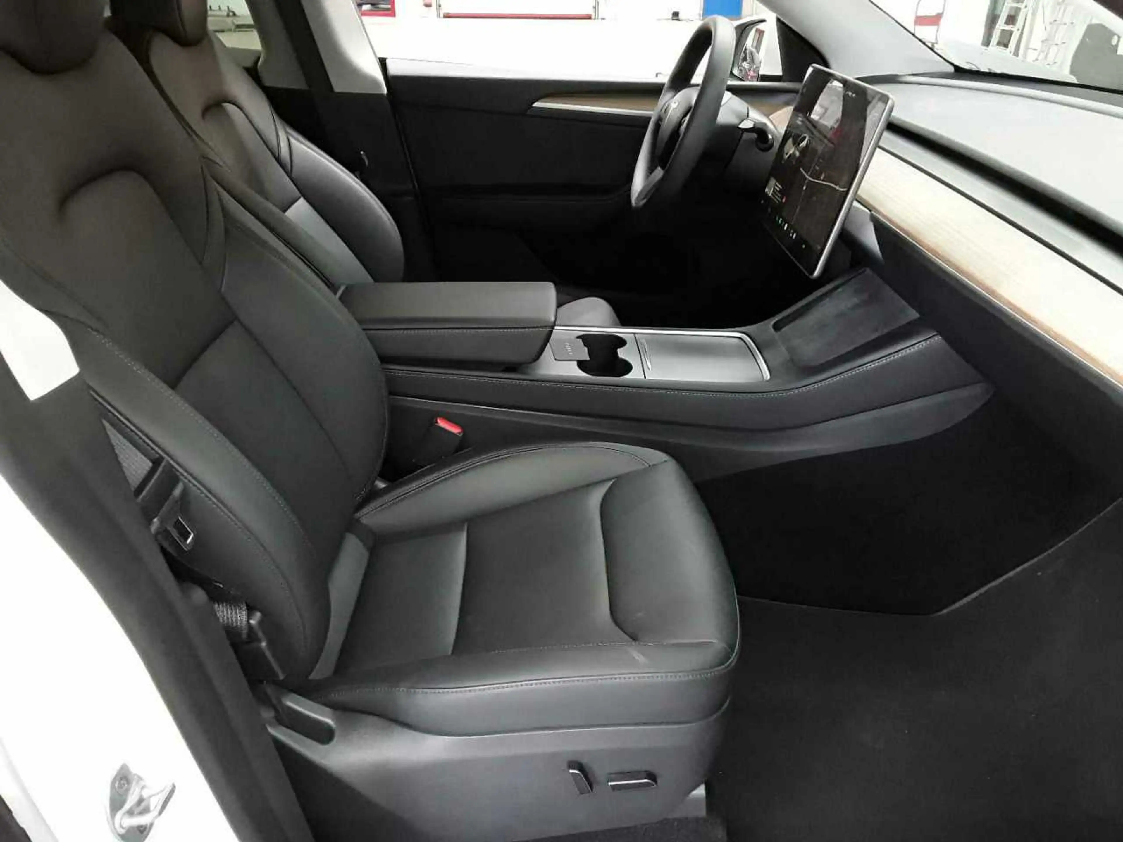 Tesla Model Y Model Y Long Range Dual Motor AWD — photo 8