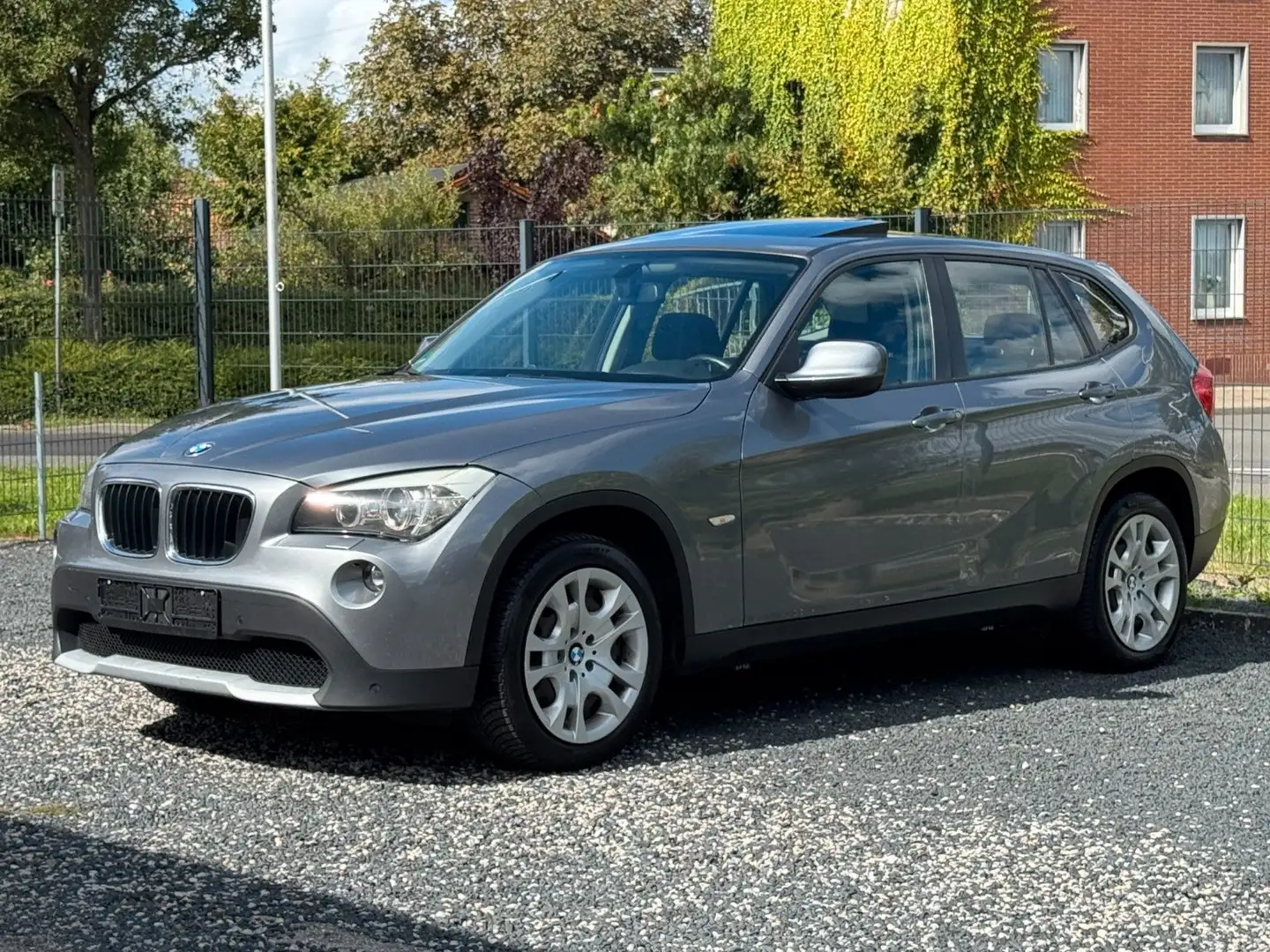 BMW X1 18 d sDrive TÜV 01.27 Gris - 1