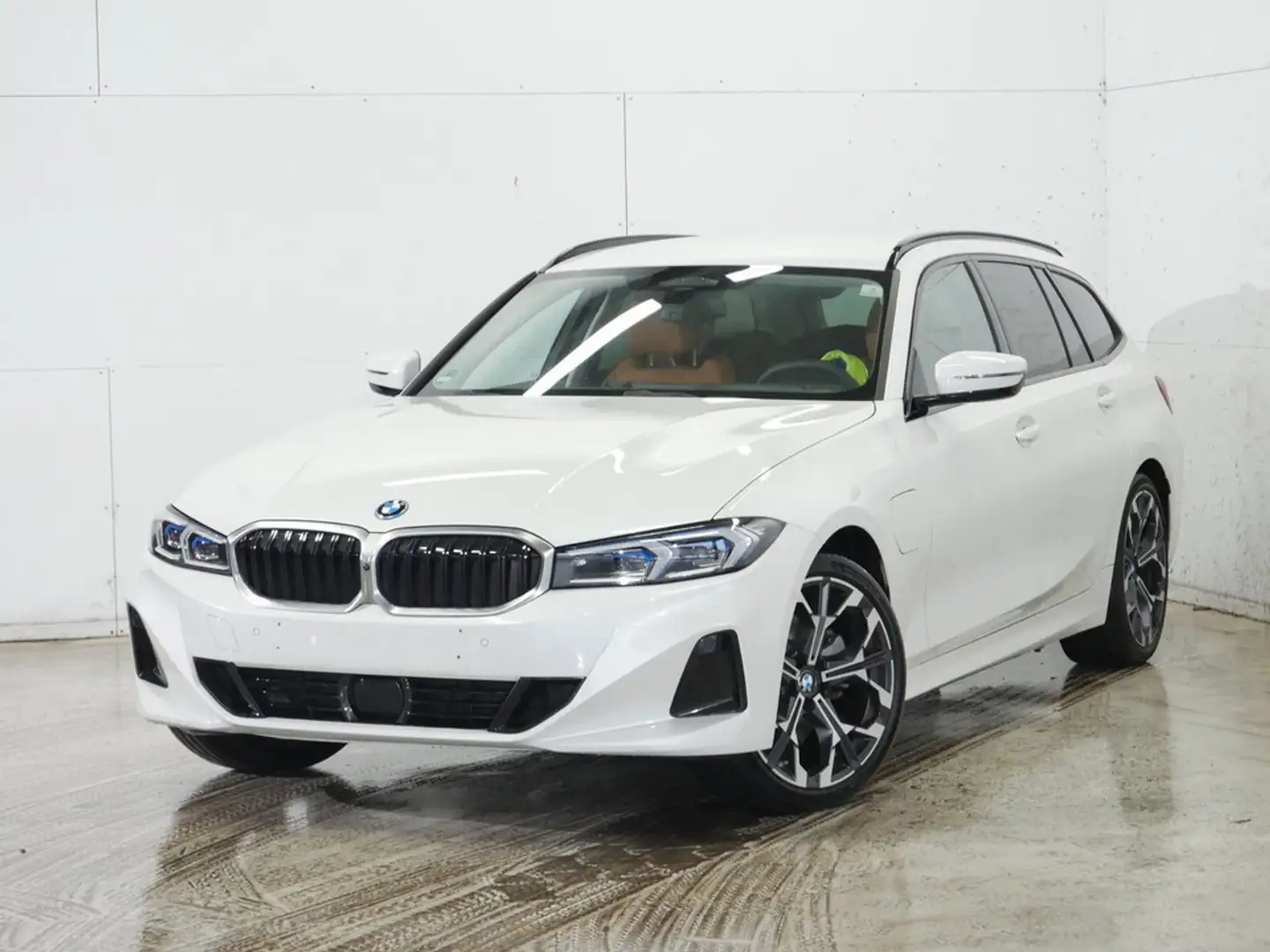 BMW 330 e xDrive Touring Automatic Innovationsp. AHK Weiß - 2