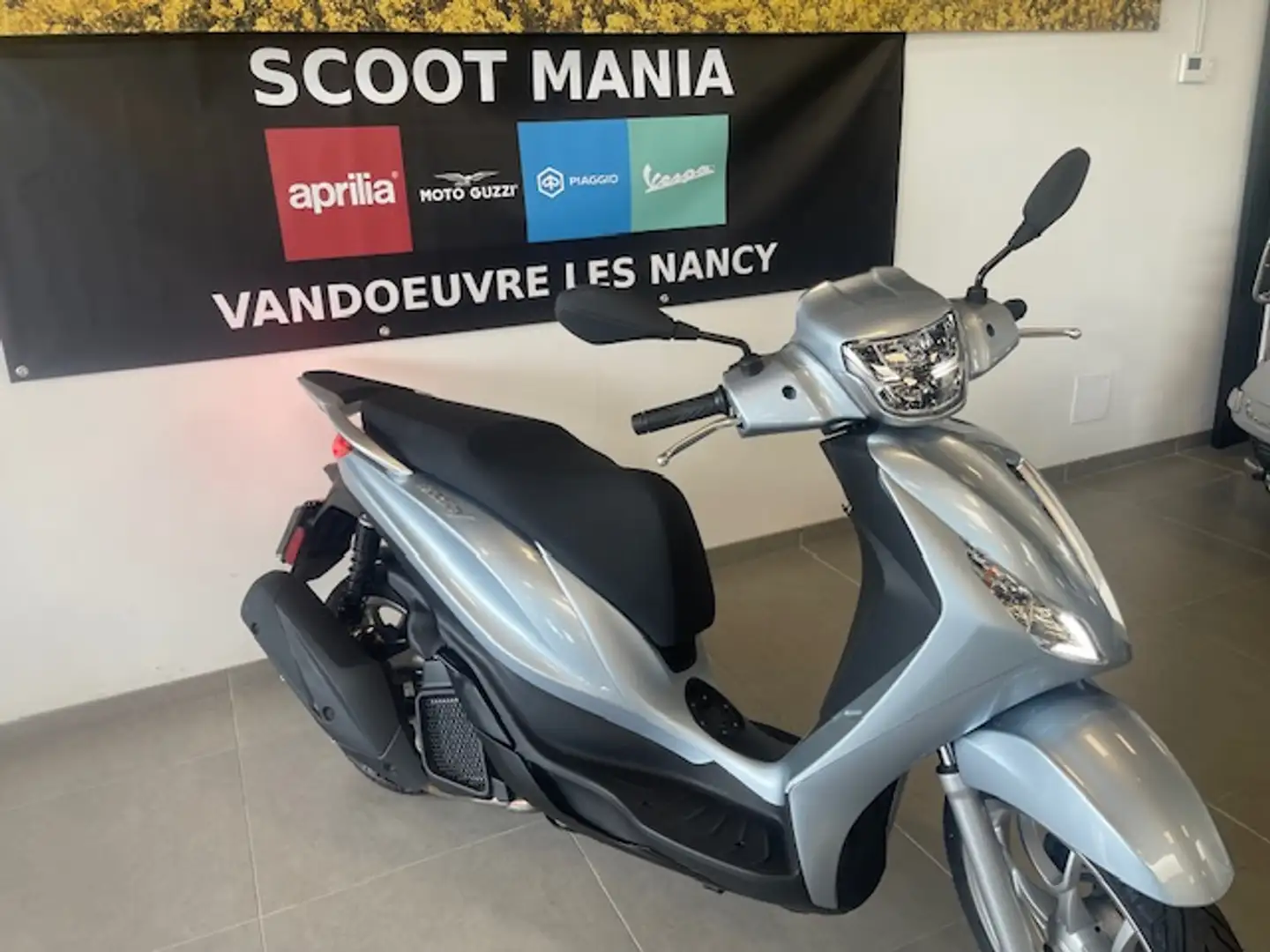 Piaggio Medley 125 Gris - 2