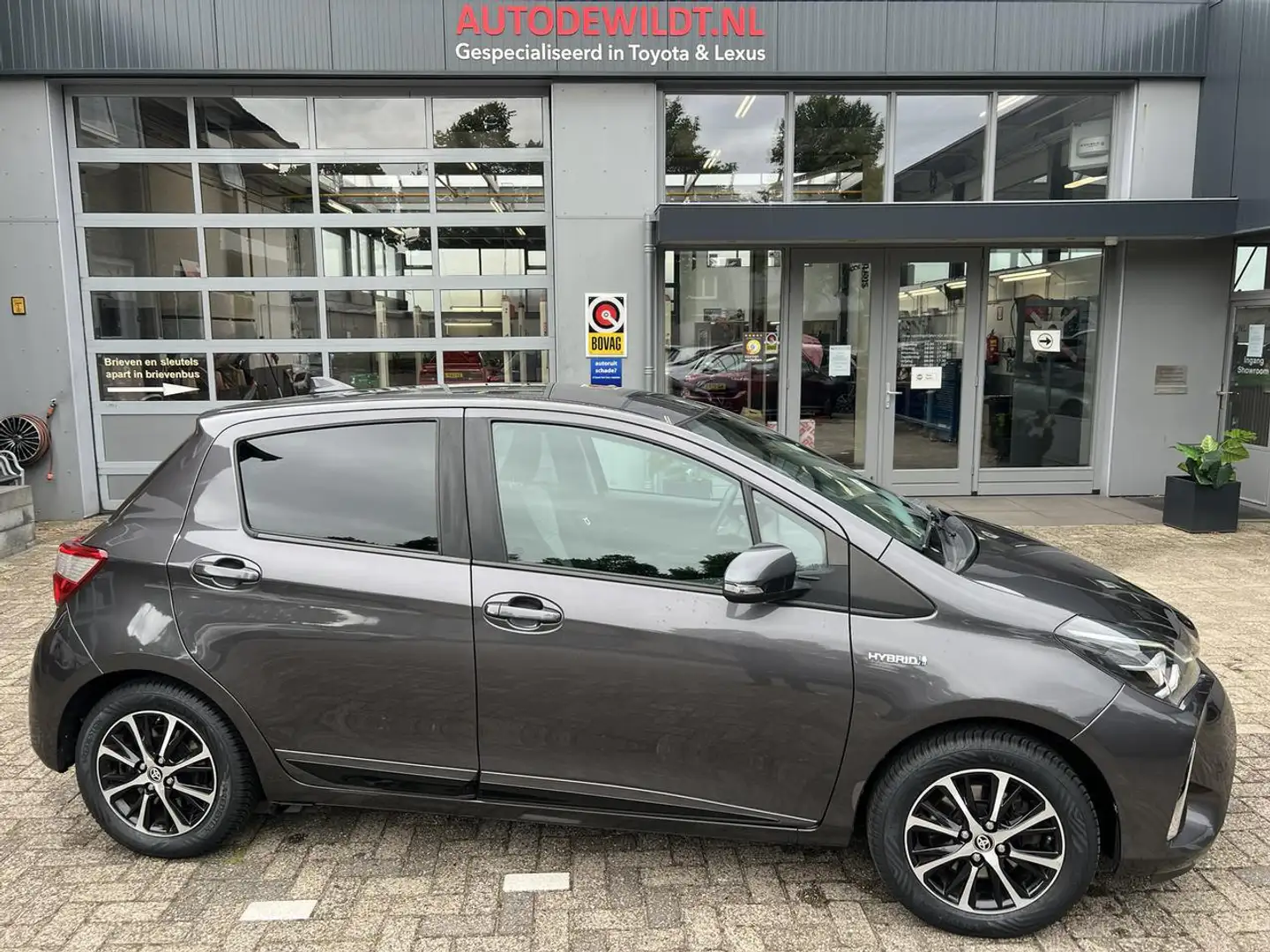 Toyota Yaris 1.5 Hybrid Style 5-drs A/T + 12 MND BOVAG Gris - 1