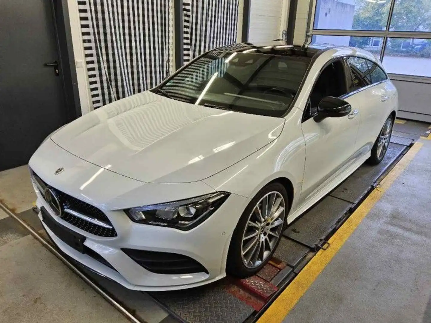 Mercedes-Benz CLA 200 AMG Night|Pano|Ambiente Weiß - 1