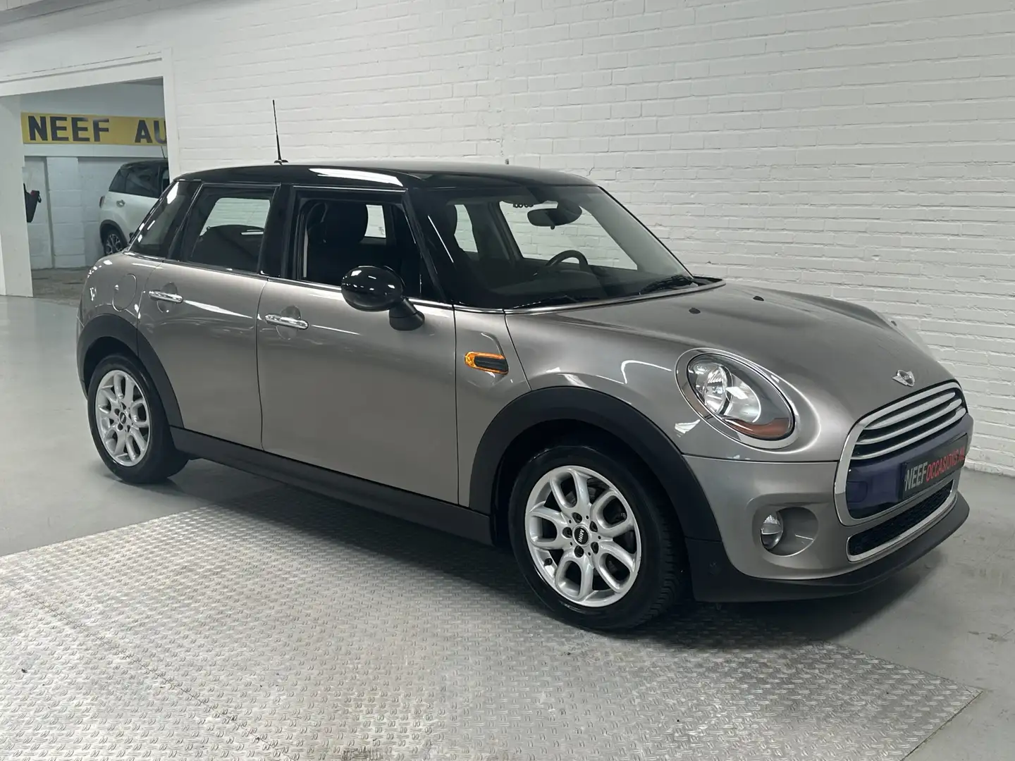 MINI Cooper Mini 1.5 Airco / Cruise / Elk.Pakket / Start-Stop Grijs - 2