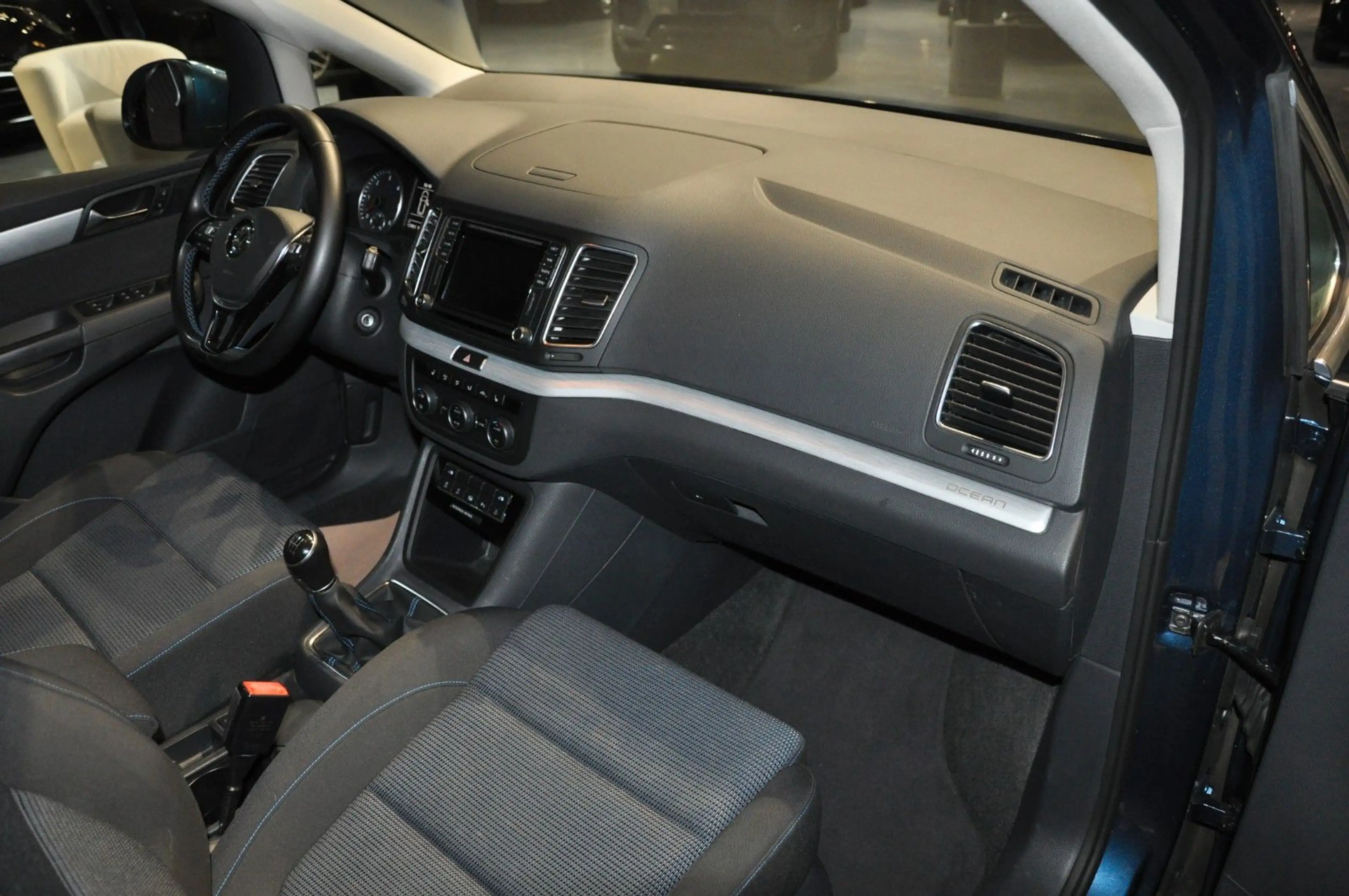 Volkswagen Sharan Ocean / 7 Sitzer / — photo 6