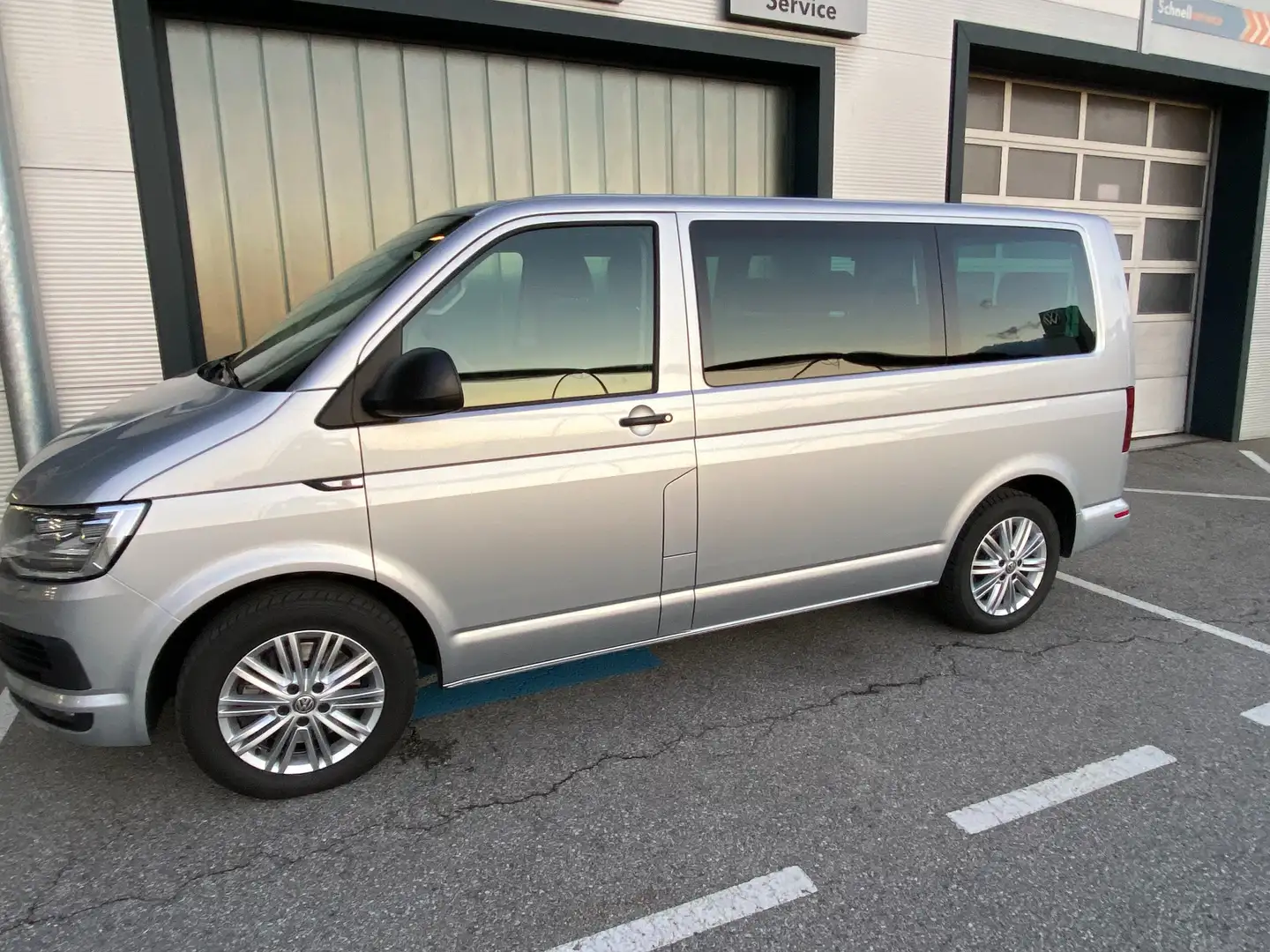 Volkswagen T6 Multivan 150TDI 4Motion,Schalter,7-Sitzer,LED,AHV,StandHeiz Silber - 1
