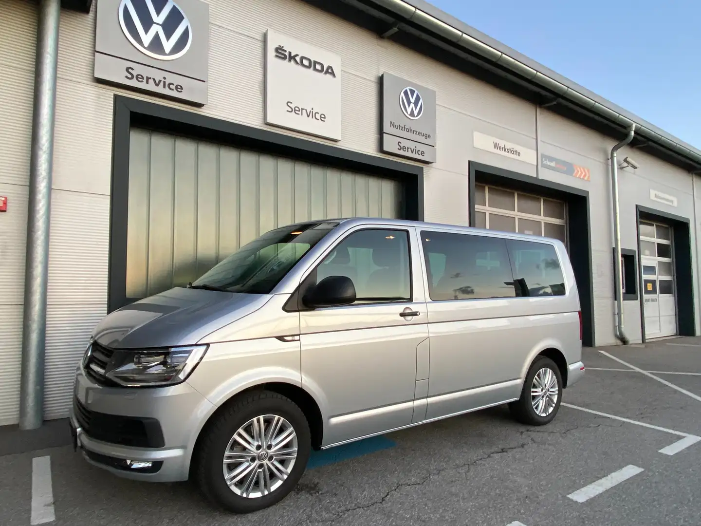 Volkswagen T6 Multivan 150TDI 4Motion,Schalter,7-Sitzer,LED,AHV,StandHeiz Silber - 2
