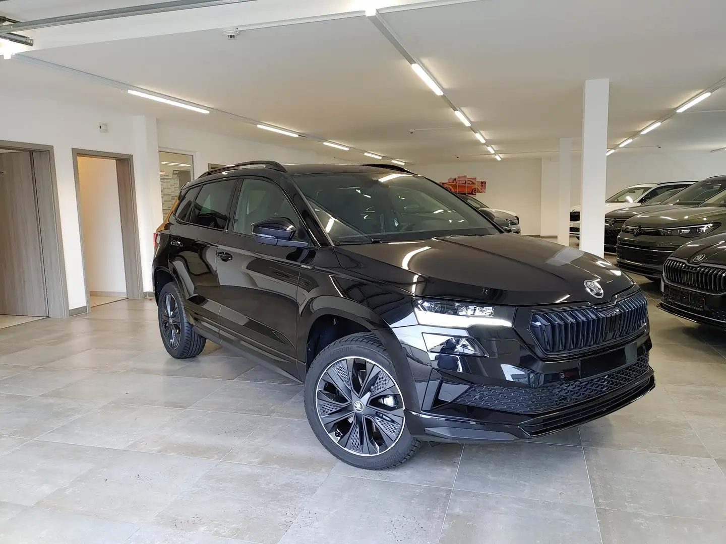 Skoda Karoq 1.5 TSI DSG Sportline AHK/Navi/EasyOpen/ACC/Kamera Schwarz - 2