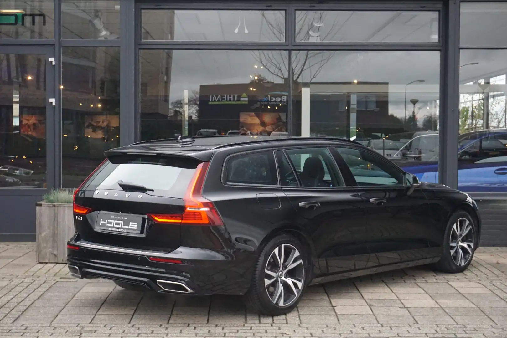 Volvo V60 2.0 B3 R-Design | Trekhaak | stoel geheugen | Carp Zwart - 2