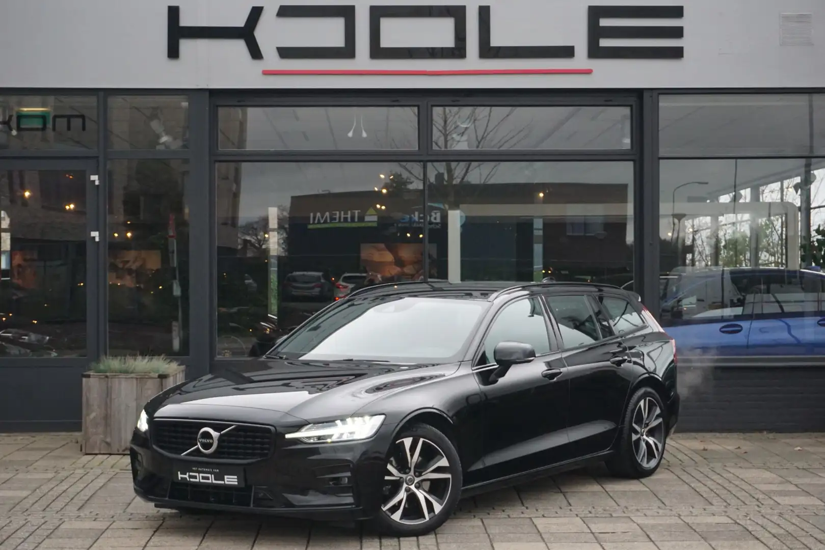Volvo V60 2.0 B3 R-Design | Trekhaak | stoel geheugen | Carp Zwart - 1