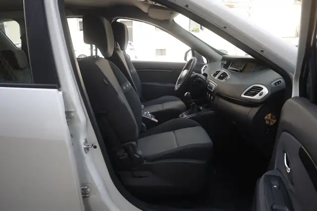 Renault Scenic view 11