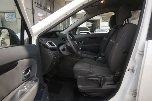 Renault Scenic view 18
