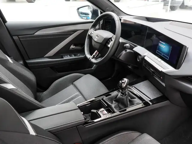 Opel Astra view 3