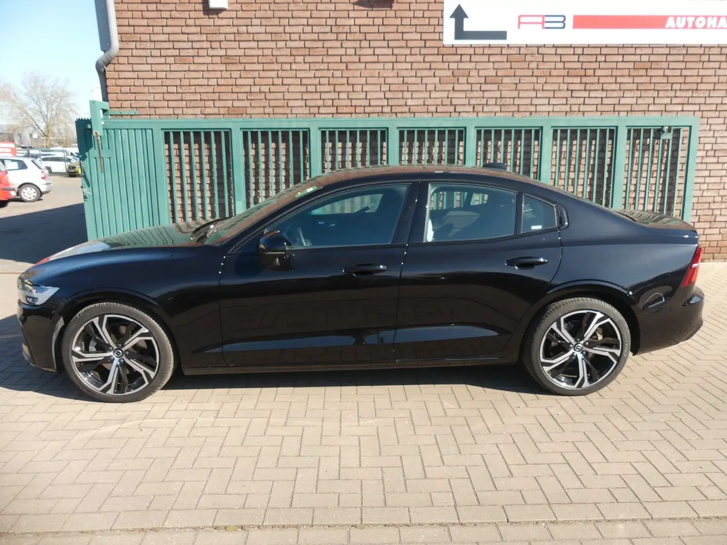 Volvo S60 Lim. Plus Dark Automatik Schwarz - 1