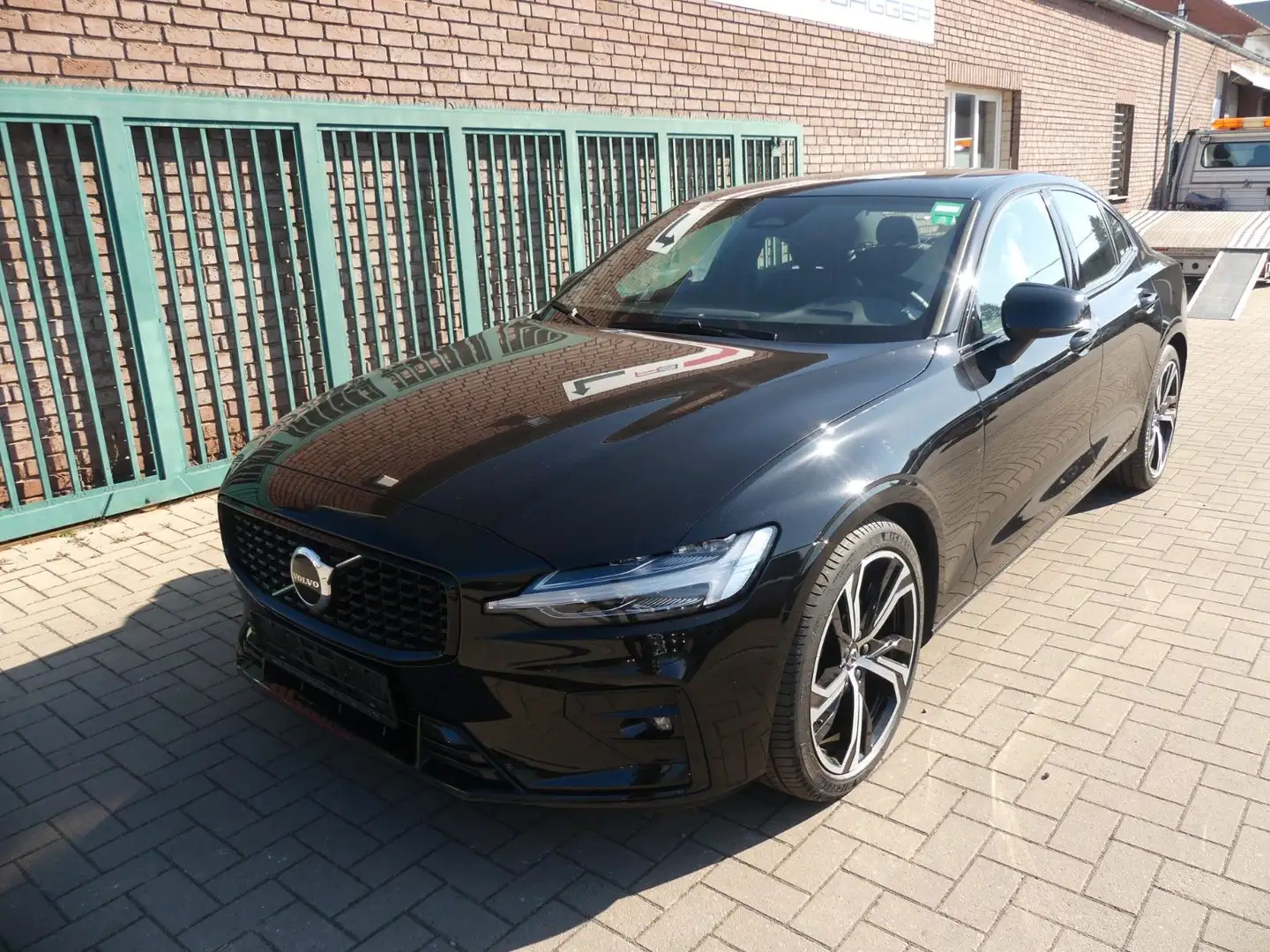 Volvo S60 Lim. Plus Dark Automatik Schwarz - 2