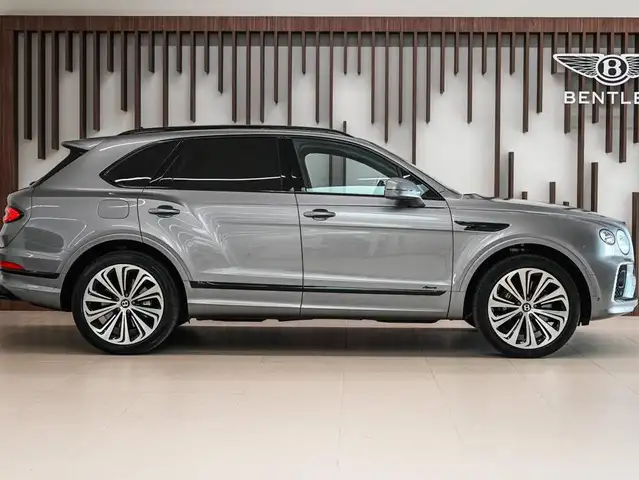 Bentley Bentayga view 3