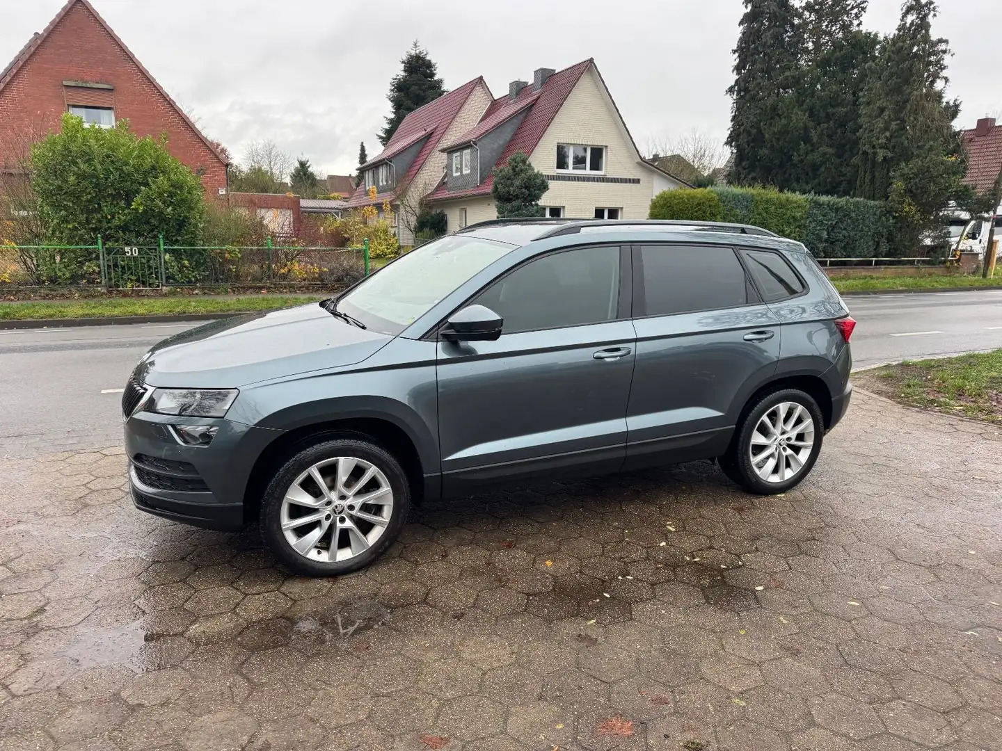 Skoda Karoq 1.6 TDI DSG *Kamera+LED+Spur*guter Zustand Grau - 1