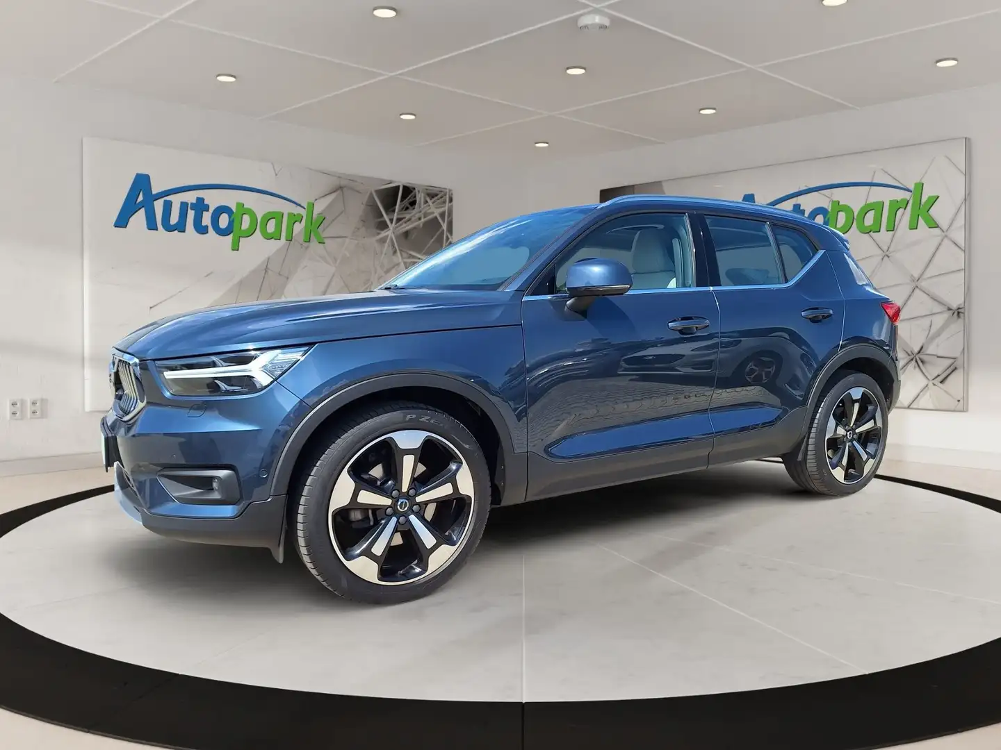 Volvo XC40 Inscription, D4 AWD Blau - 1