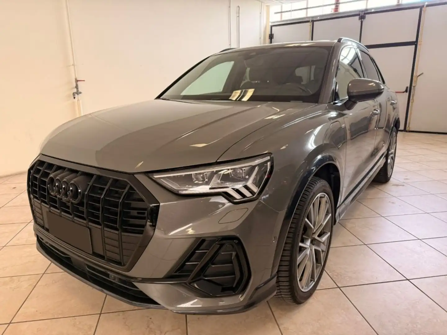 Audi Q3 45 TFSI e S tronic S line edition Grau - 1
