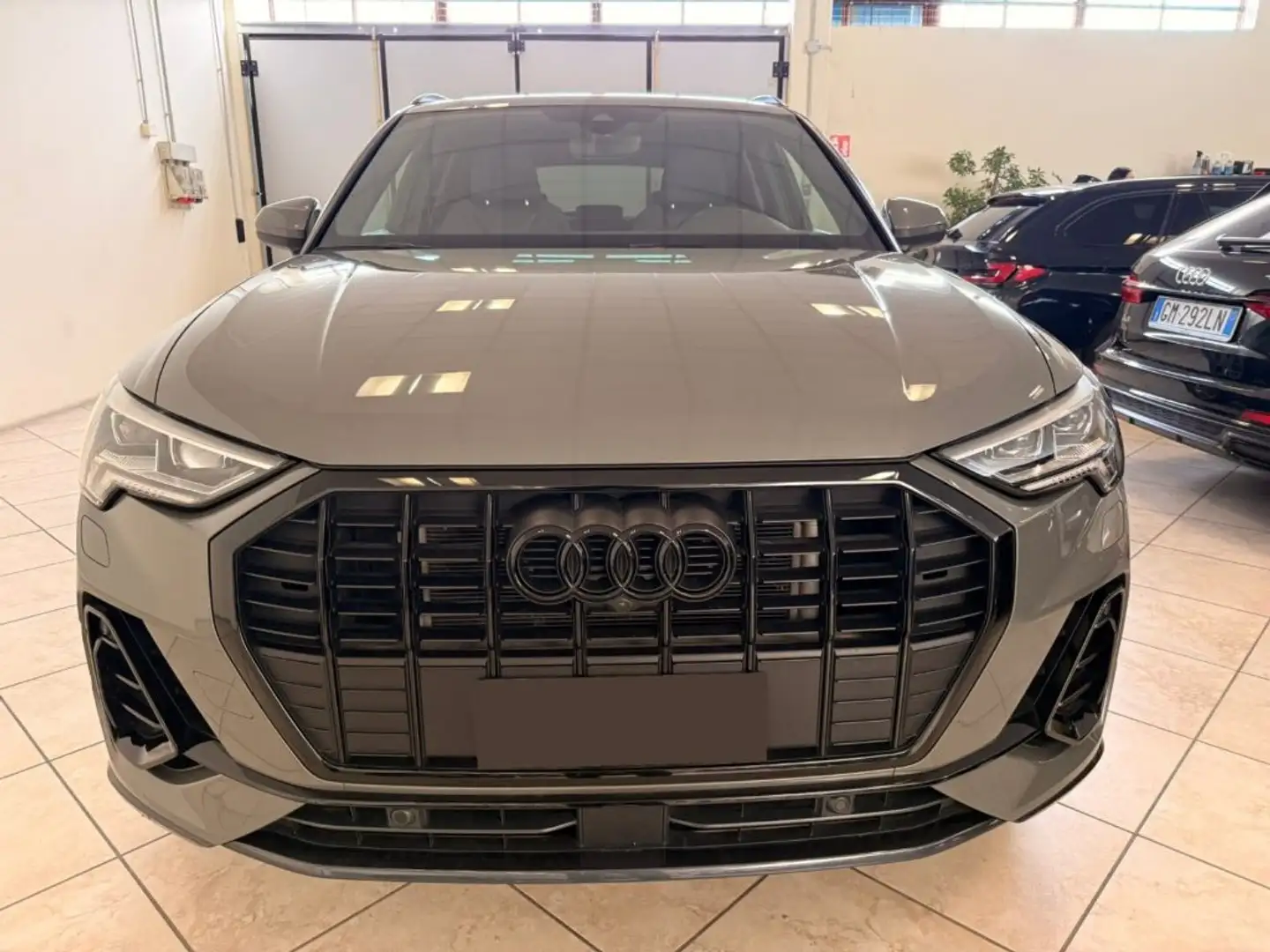 Audi Q3 45 TFSI e S tronic S line edition Grau - 2