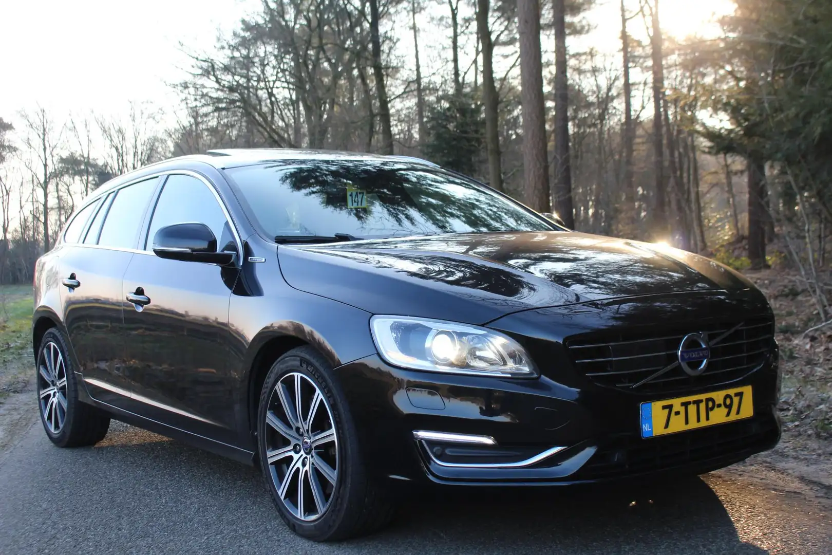 Volvo V60 2.4 D6 AWD Plug-In Hybrid Summum NL AUTO! NIEUWE A Noir - 2