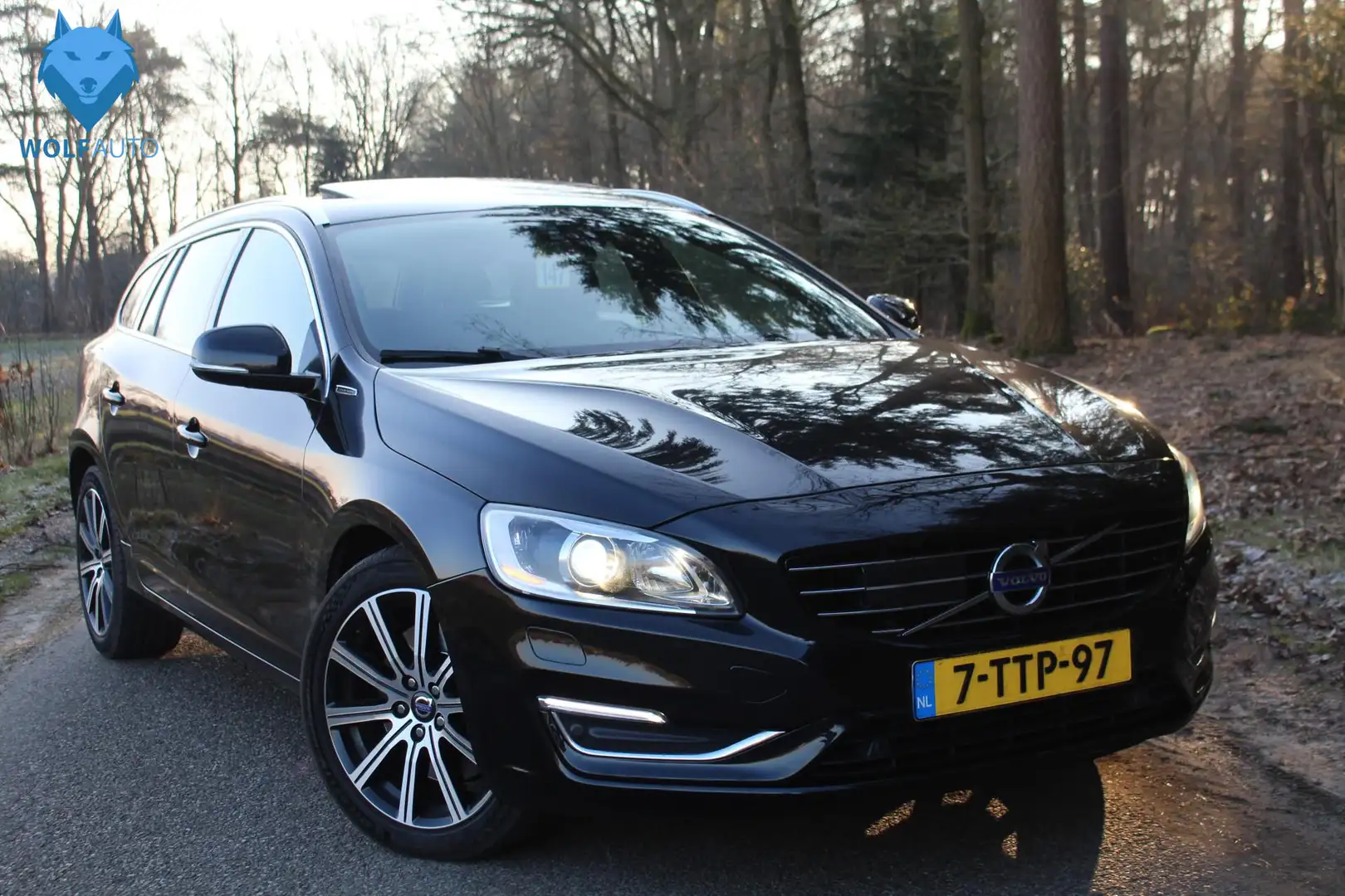 Volvo V60 2.4 D6 AWD Plug-In Hybrid Summum NL AUTO! NIEUWE A Noir - 1
