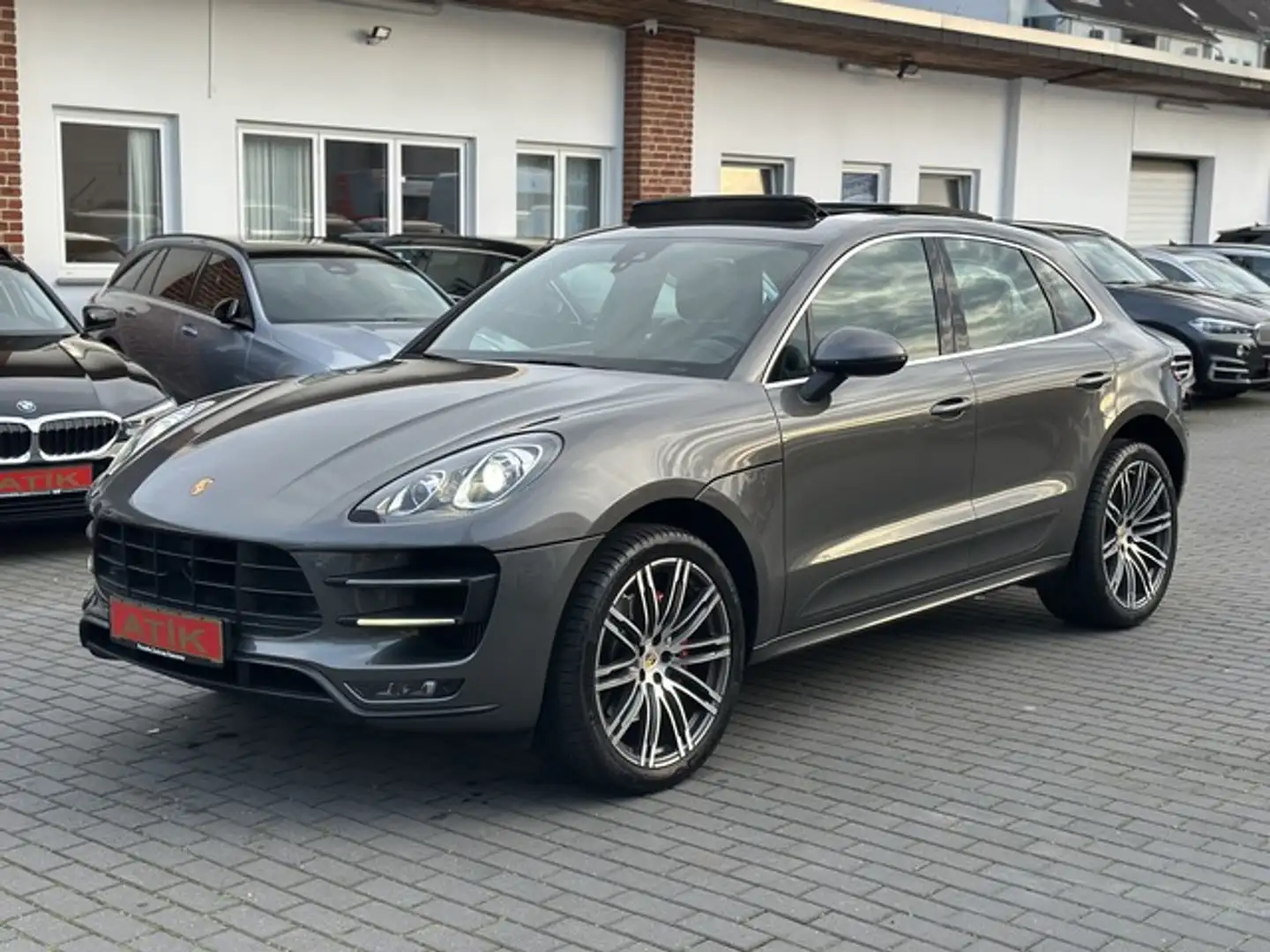 Porsche Macan TURBO LUFTFEDERUNG PANO ACC KEYLESS PASM 21 ZOLL T Grau - 1