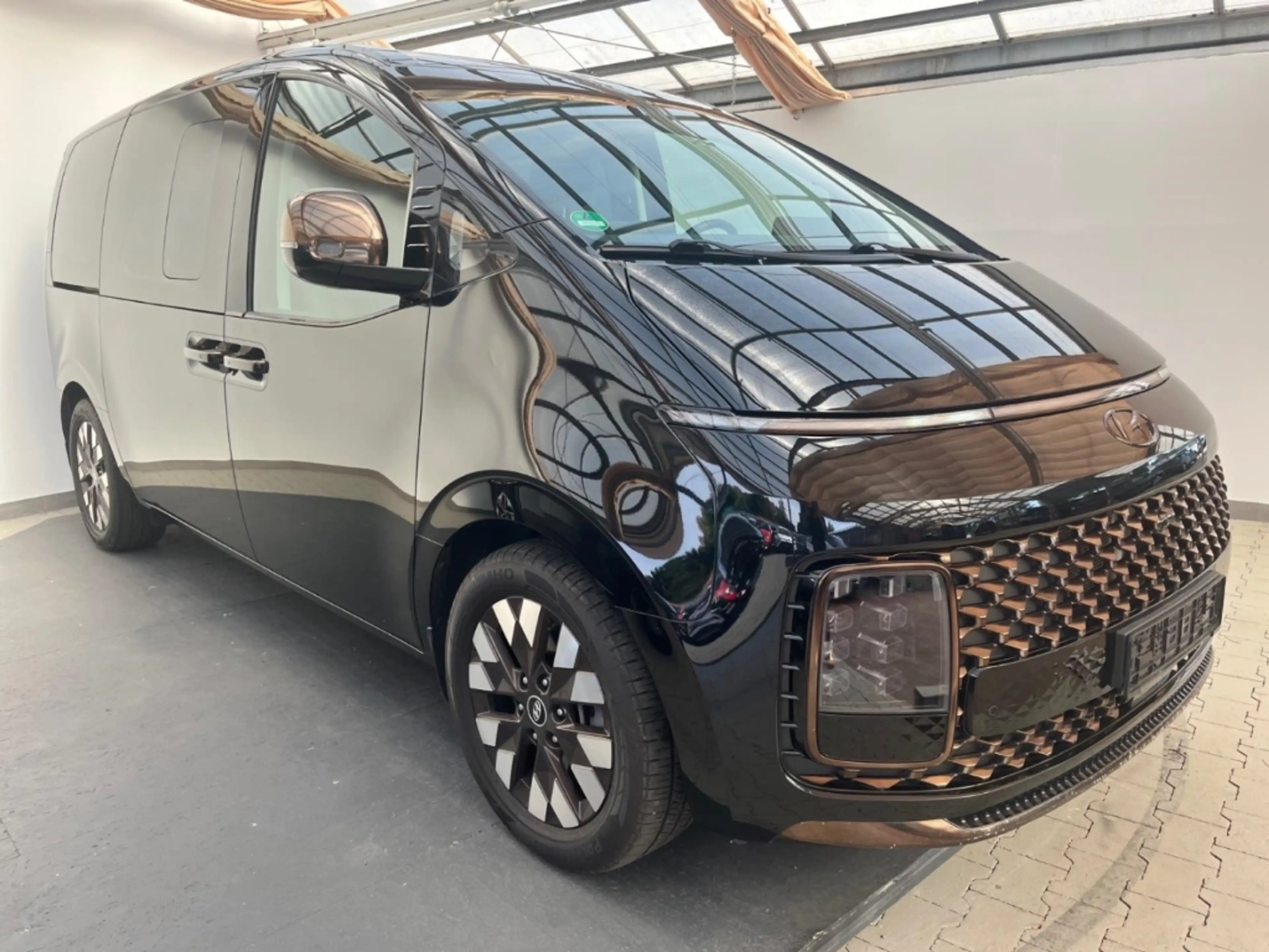 Hyundai STARIA Signature 7-Sitzer 2.2 CRDi 8AT 177PS Nappa — photo 2