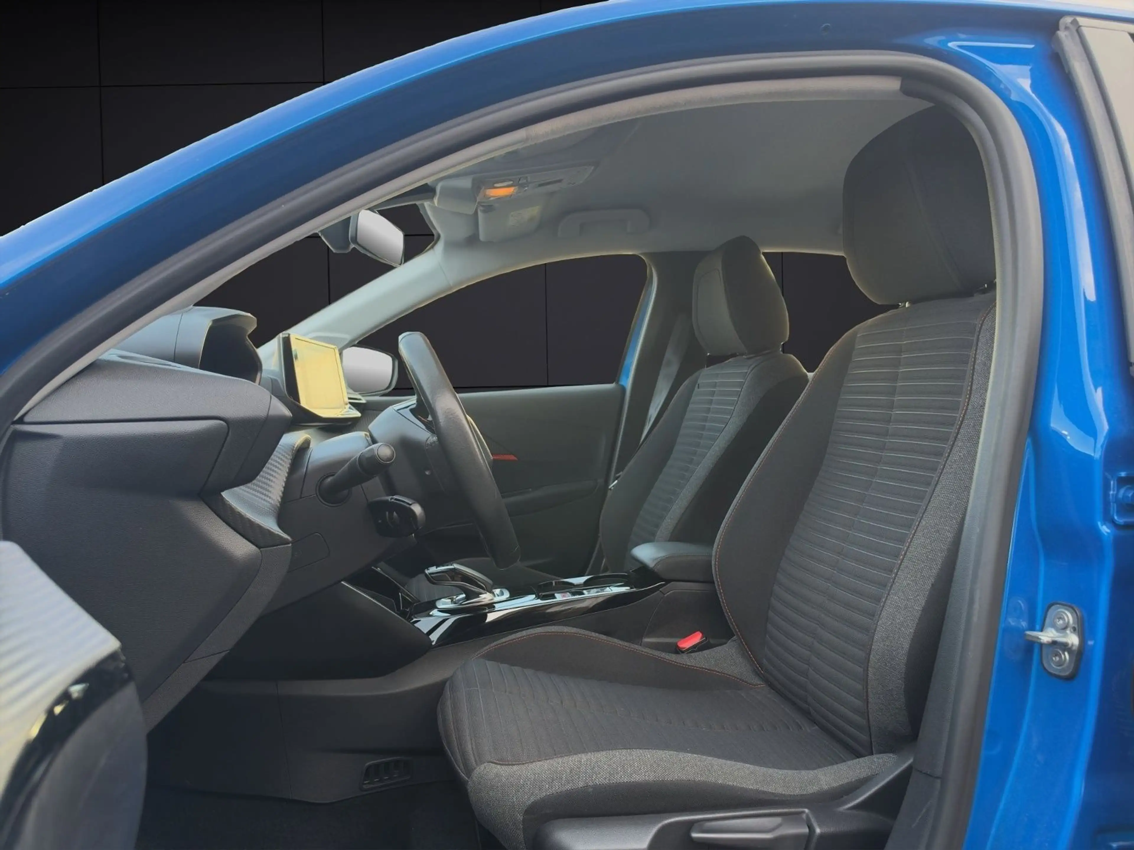 Peugeot e-208 Active Pack LED SHZ TEMPO CARPLAY PDC — photo 9