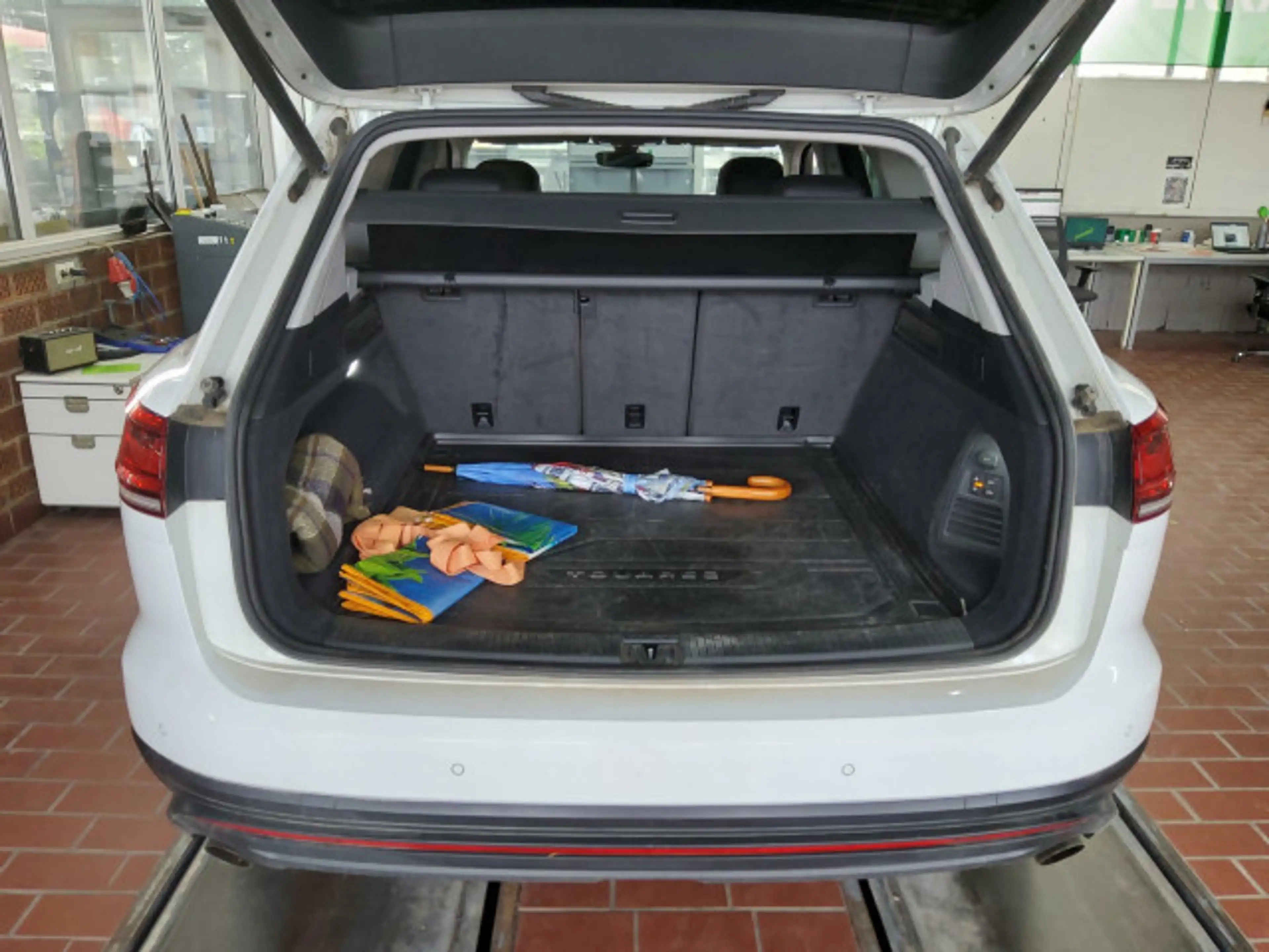 Volkswagen Touareg V6 3.0 TDI 4M AHK LUFT LED NAV KAM LEDER — photo 7