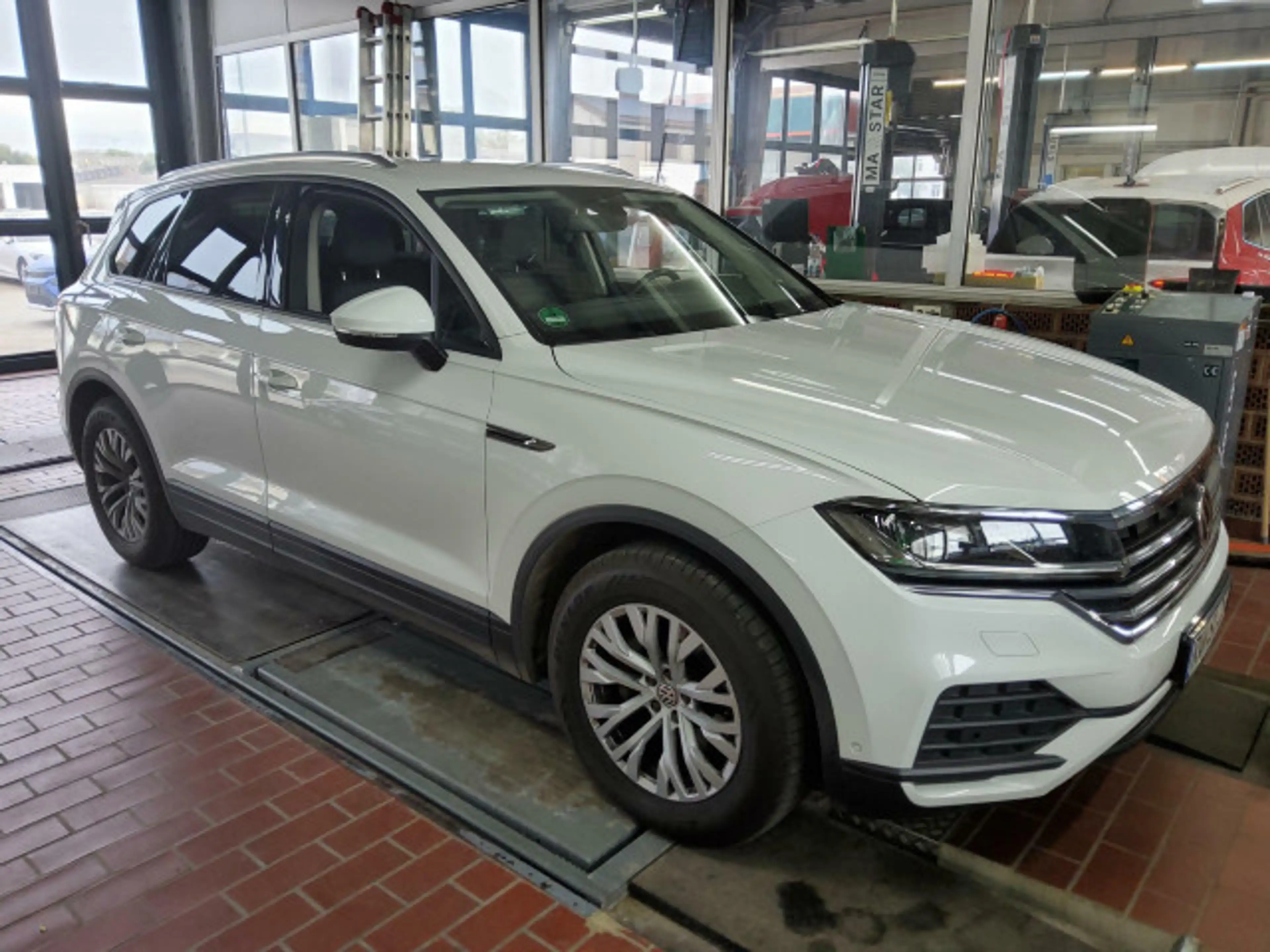 Volkswagen Touareg V6 3.0 TDI 4M AHK LUFT LED NAV KAM LEDER — photo 4