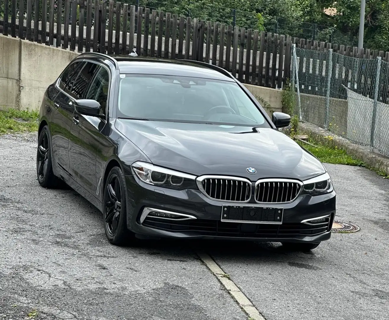 BMW 530 530d xDrive Touring Aut. Grau - 1