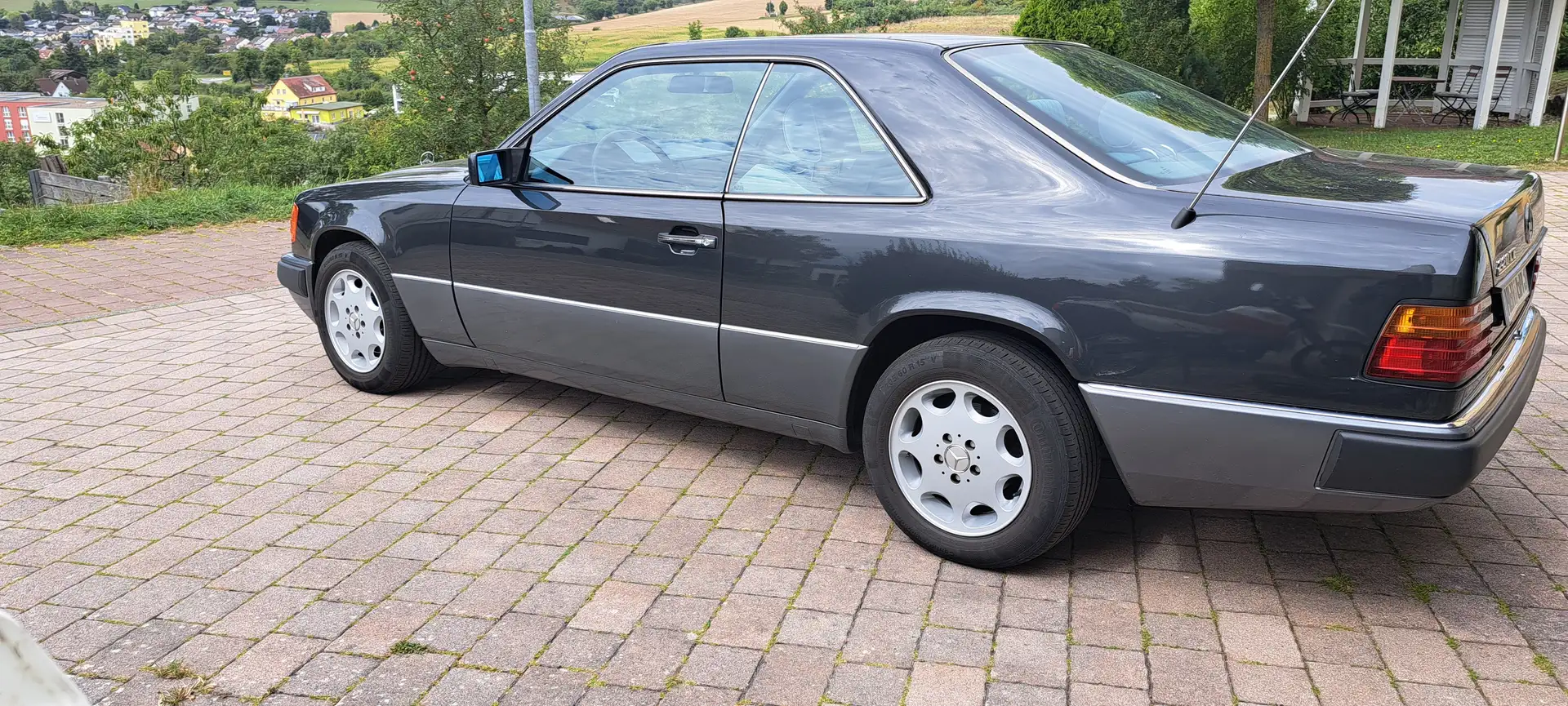 Mercedes-Benz CE 220 Automatik, Schiebedach, ORIGINAL Černá - 1