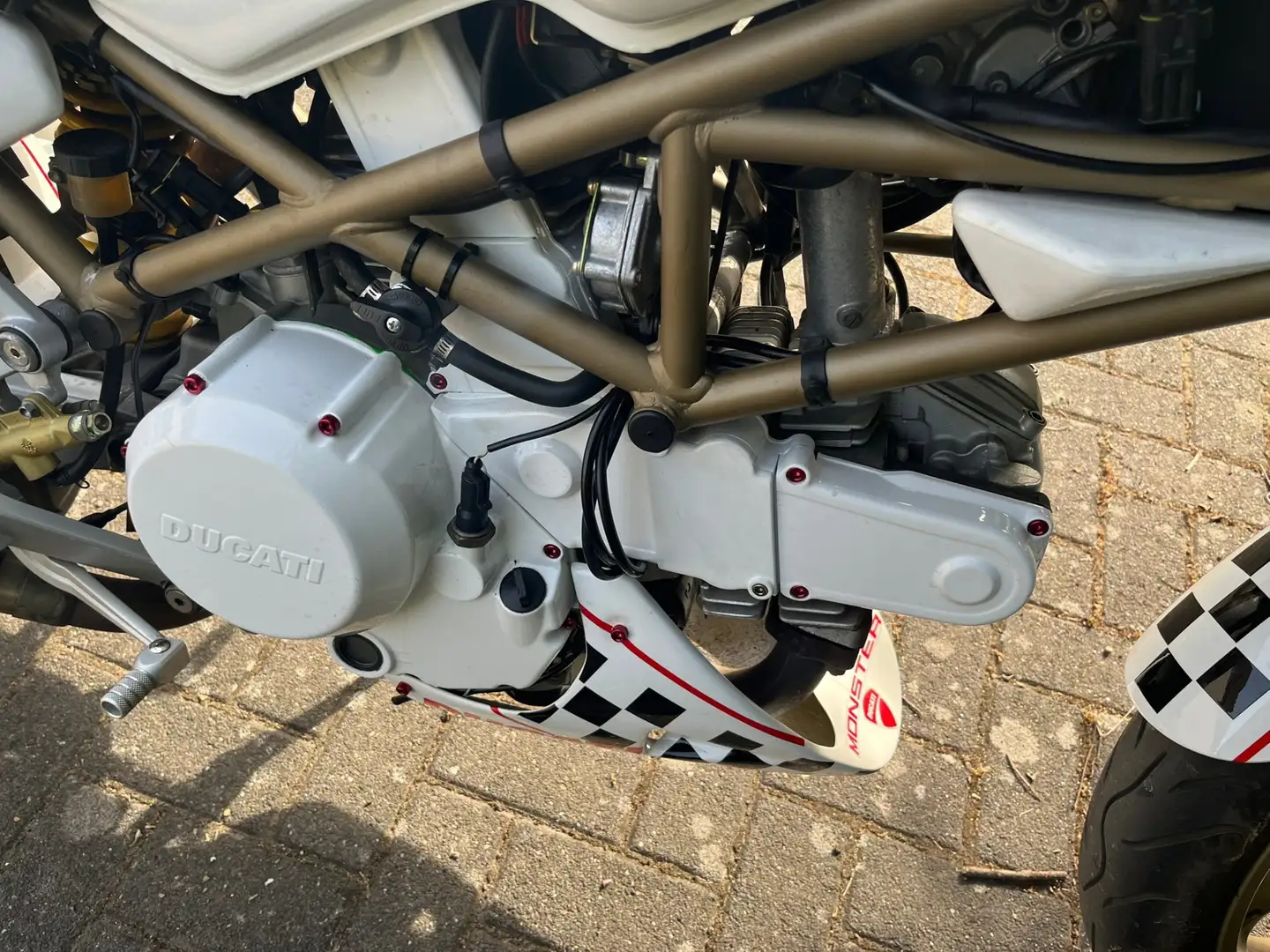 Ducati Monster 600 Wit - 2