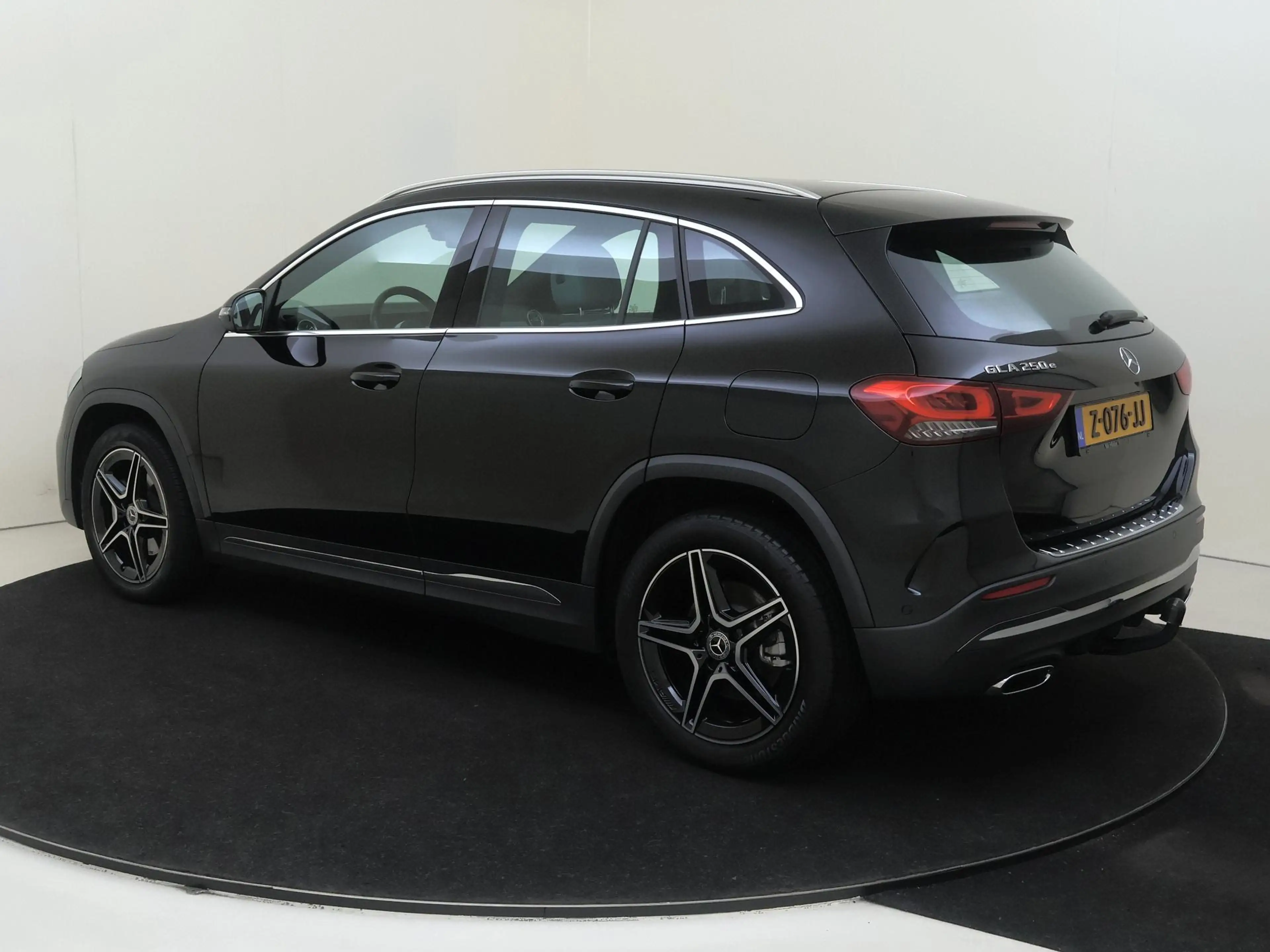 Mercedes-Benz GLA 250 e AMG Line — photo 3